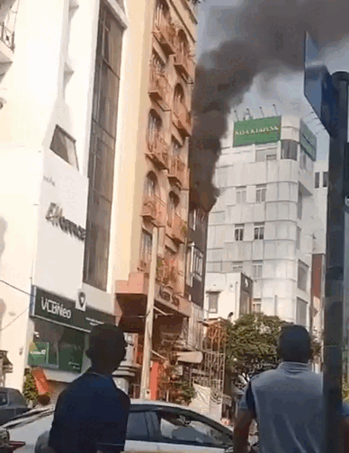 Ch&aacute;y kh&aacute;ch sạn cũ tại TP . HCM g&acirc;y hoảng loạn cho người d&acirc;n xung quanh - Ảnh 1.