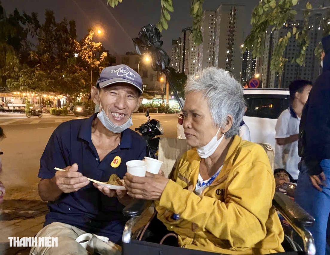 Tiệc tất ni&ecirc;n ở g&oacute;c phố nghĩa t&igrave;nh của lao động ngh&egrave;o: C&oacute; b&aacute;nh chưng, củ kiệu - Ảnh 6.