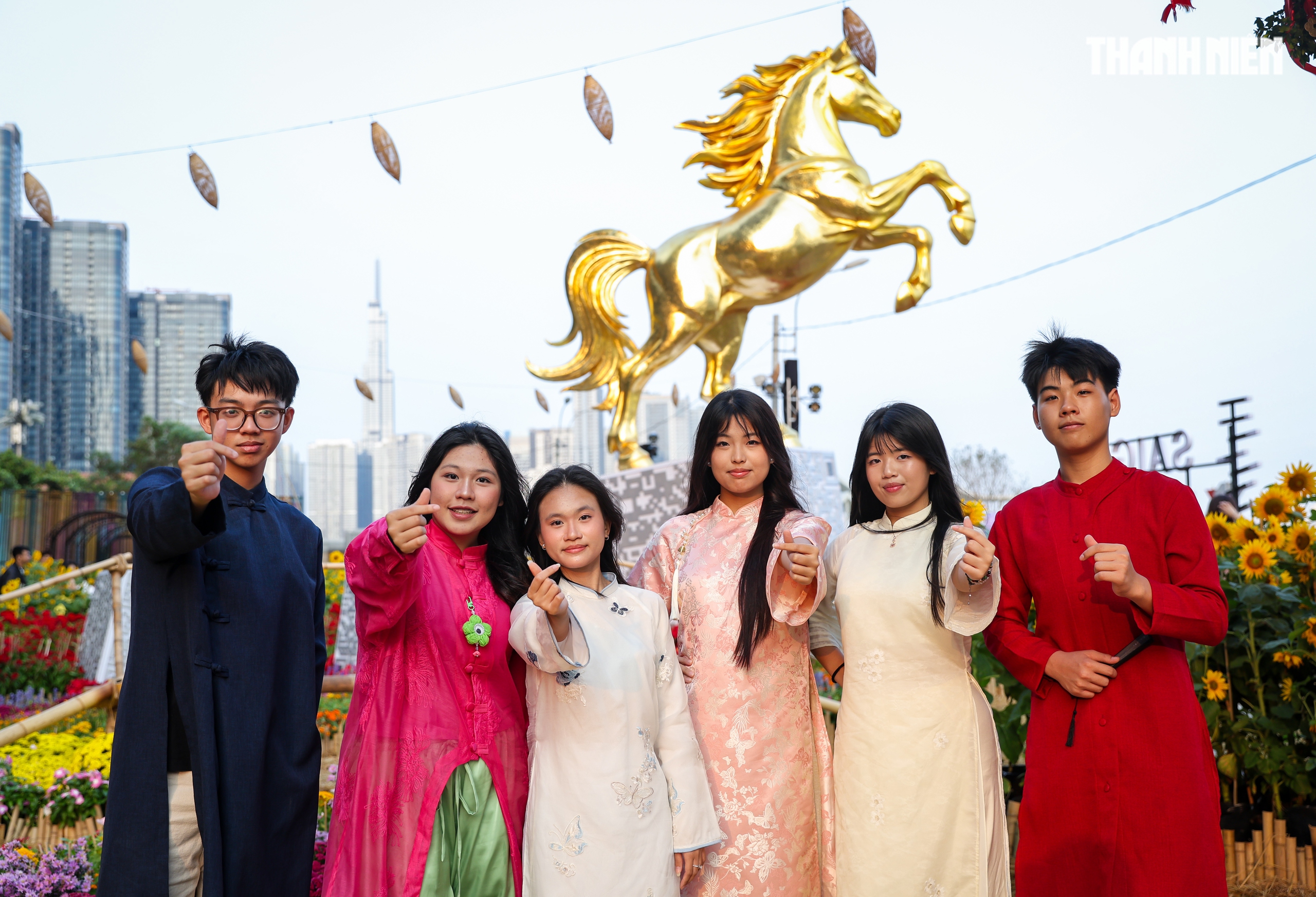 Bạn trẻ TP.HCM thích thú check-in linh vật ngựa vàng tại công viên Ba Son - Ảnh 12.