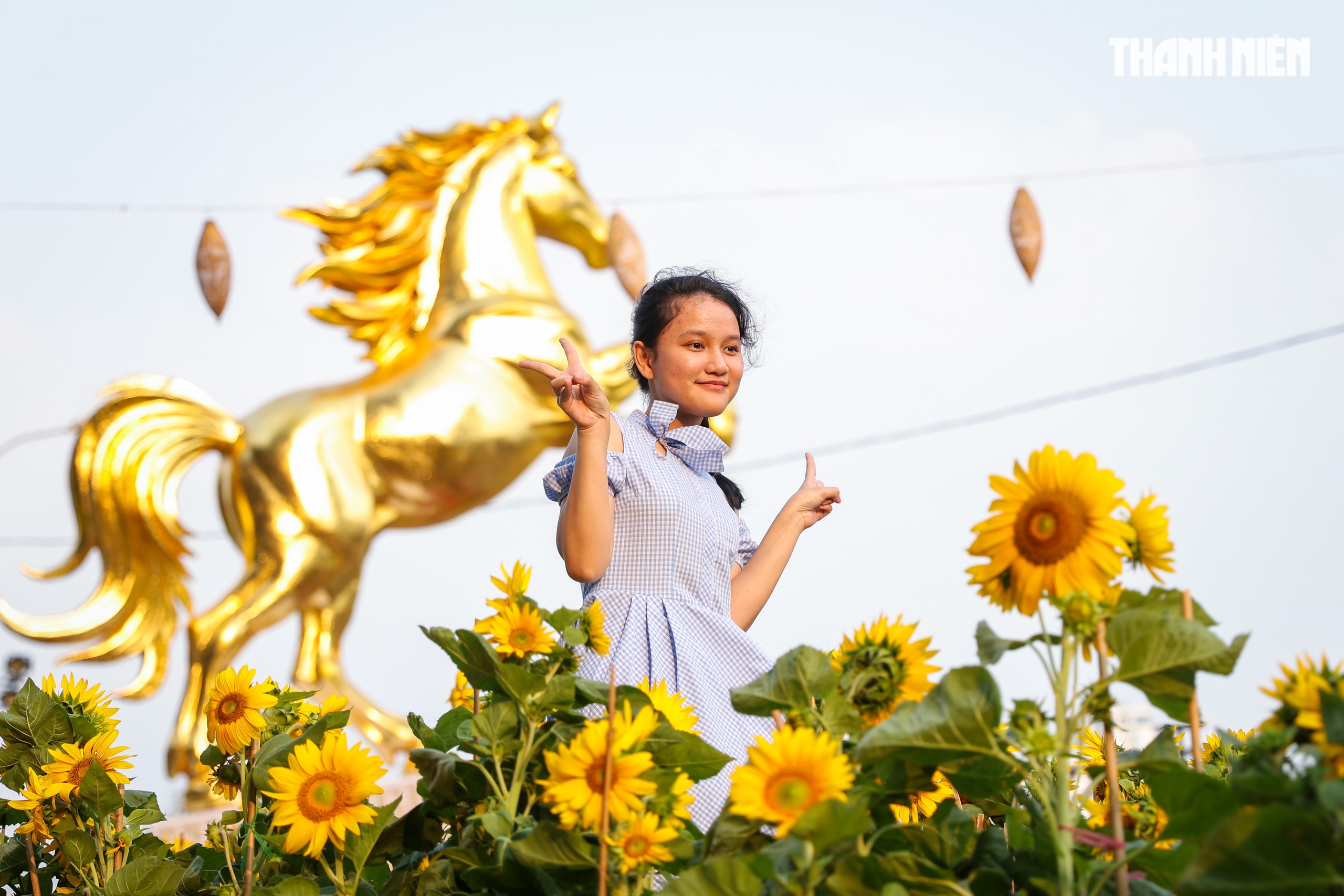 Bạn trẻ TP.HCM thích thú check-in linh vật ngựa vàng tại công viên Ba Son - Ảnh 4.