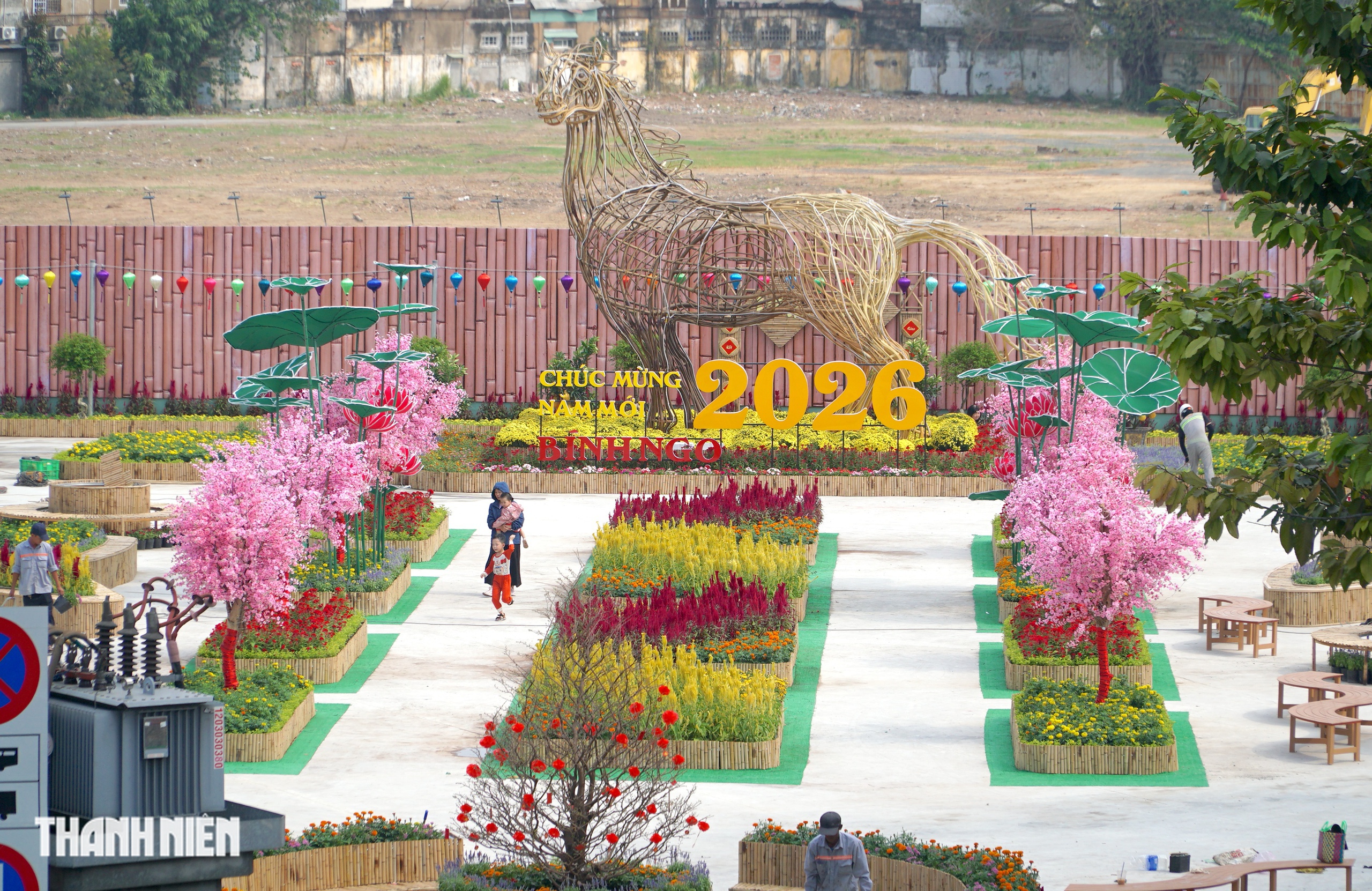 Linh vật ngựa cao 8 m tại khu ‘đất vàng’ làm công viên ở đường Trần Phú - Ảnh 2.