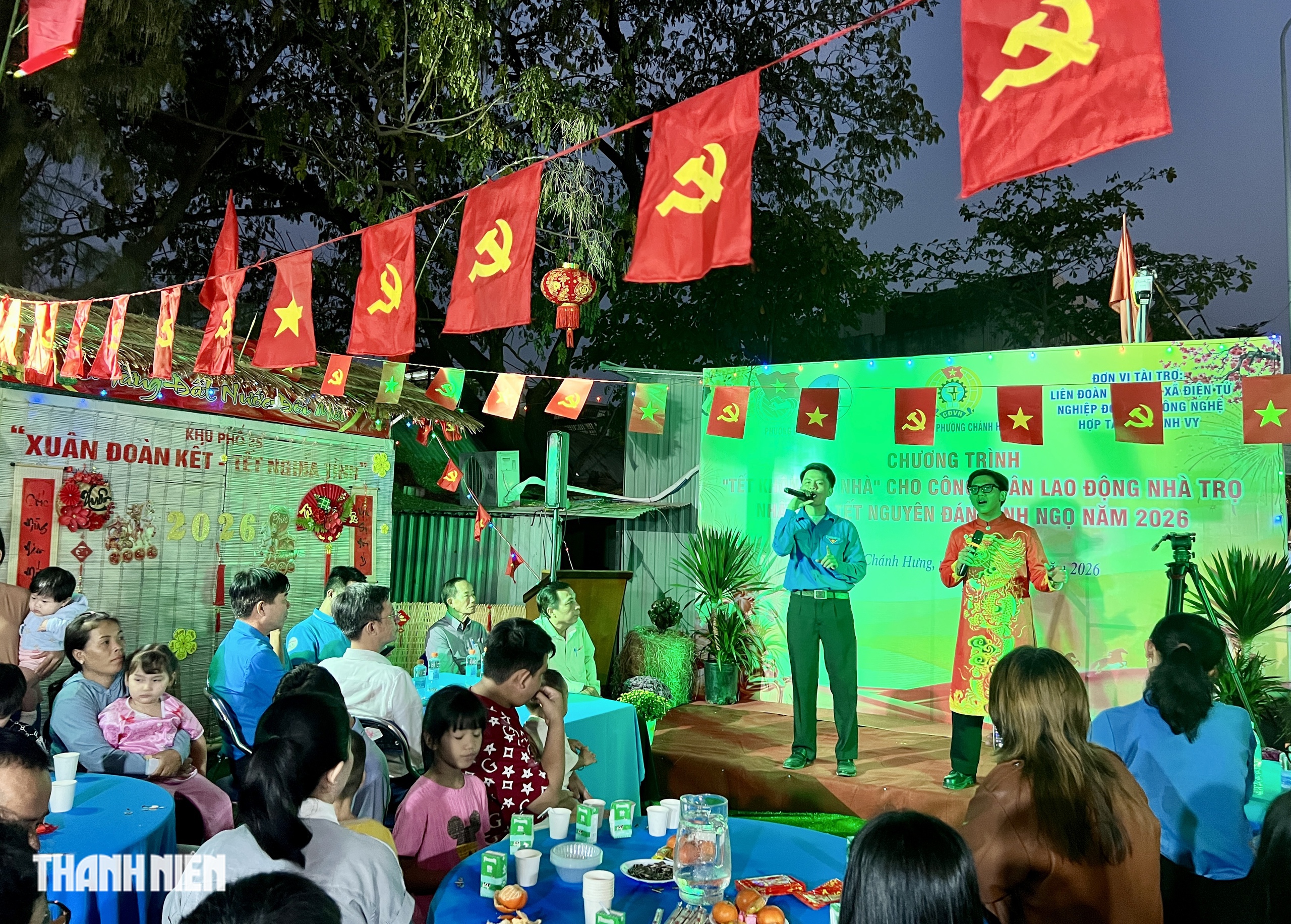 Tiệc tất ni&ecirc;n ở g&oacute;c phố nghĩa t&igrave;nh của lao động ngh&egrave;o: C&oacute; b&aacute;nh chưng, củ kiệu - Ảnh 7.