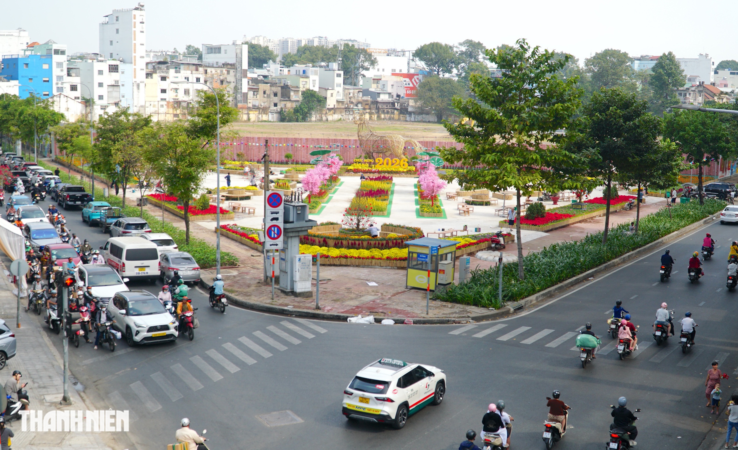 Linh vật ngựa cao 8 m tại khu ‘đất vàng’ làm công viên ở đường Trần Phú - Ảnh 1.