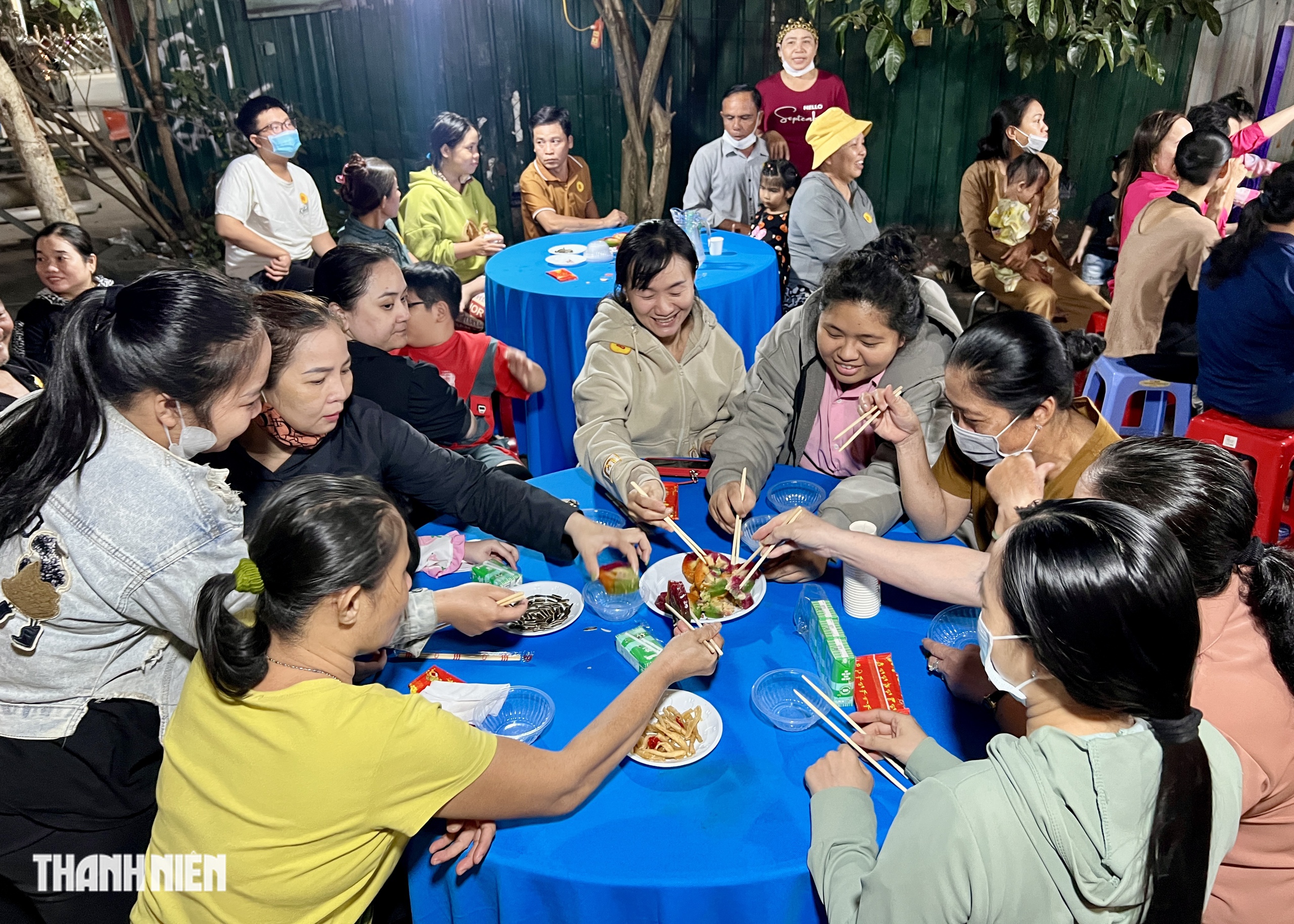 Tiệc tất ni&ecirc;n ở g&oacute;c phố nghĩa t&igrave;nh của lao động ngh&egrave;o: C&oacute; b&aacute;nh chưng, củ kiệu - Ảnh 2.