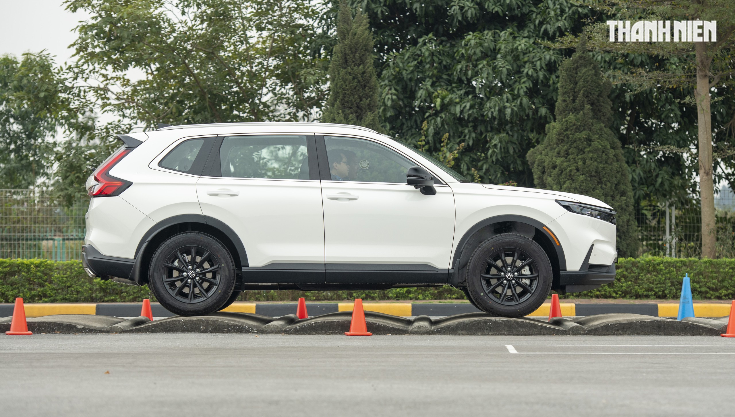 Honda CR-V hybrid lắp r&aacute;p tại Việt Nam kh&aacute;c g&igrave; bản nhập khẩu từ Th&aacute;i Lan? - Ảnh 11.