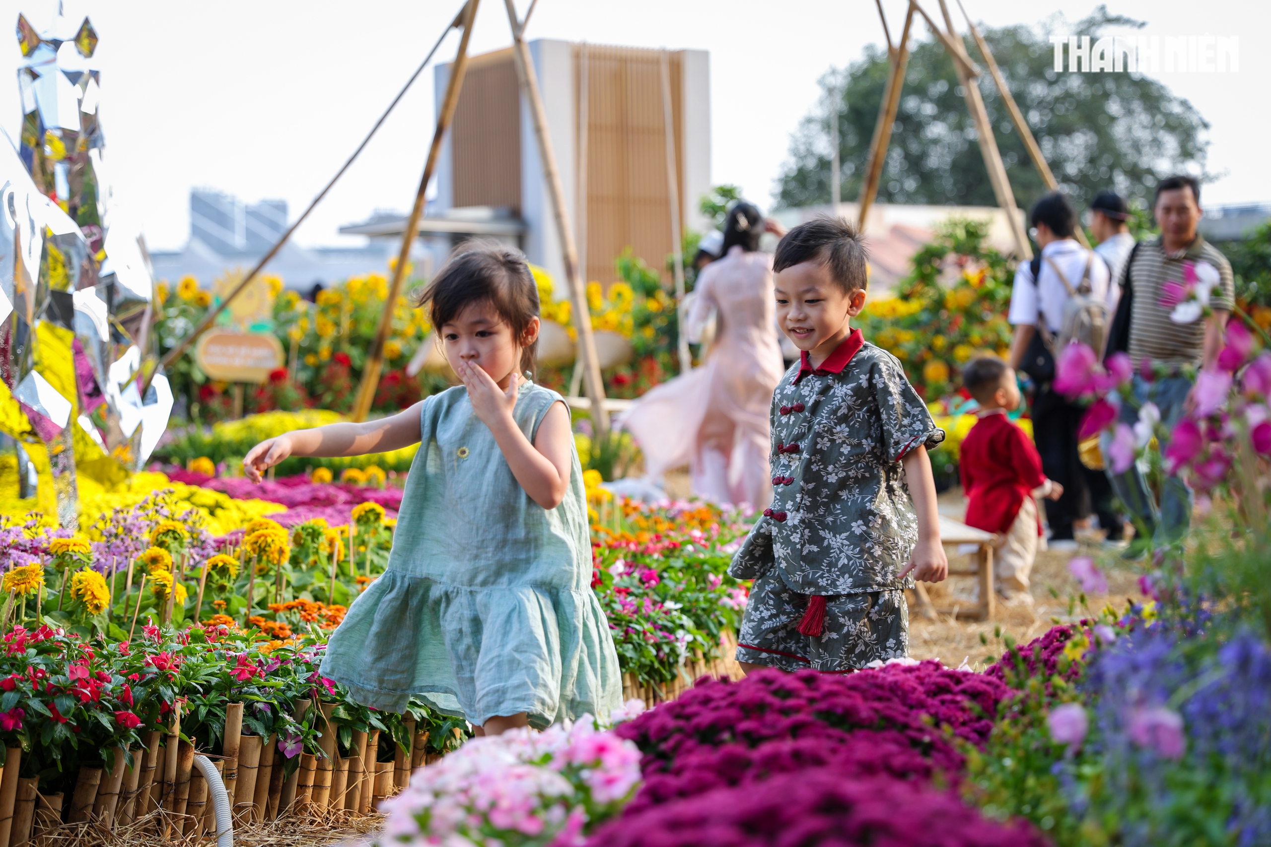 Bạn trẻ TP.HCM thích thú check-in linh vật ngựa vàng tại công viên Ba Son - Ảnh 10.