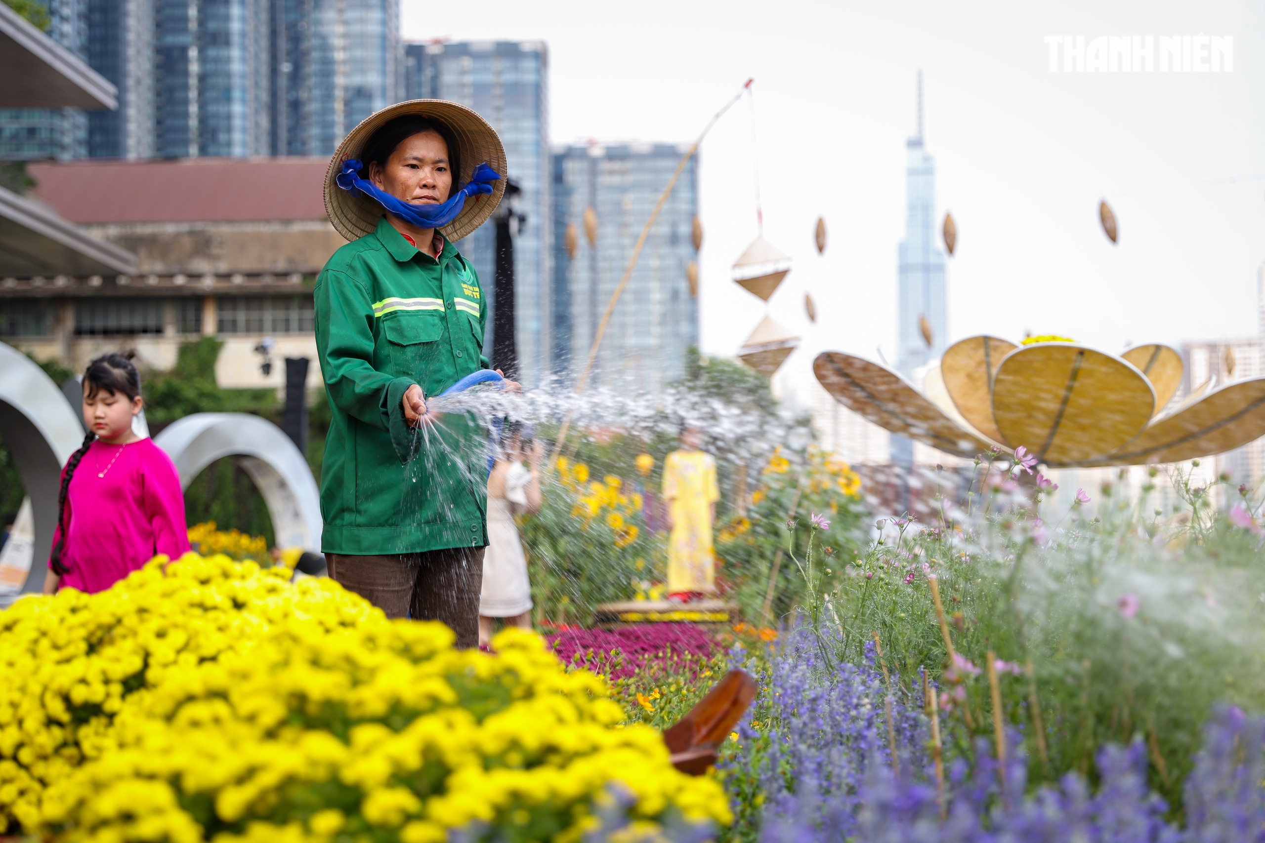 Bạn trẻ TP.HCM thích thú check-in linh vật ngựa vàng tại công viên Ba Son - Ảnh 13.