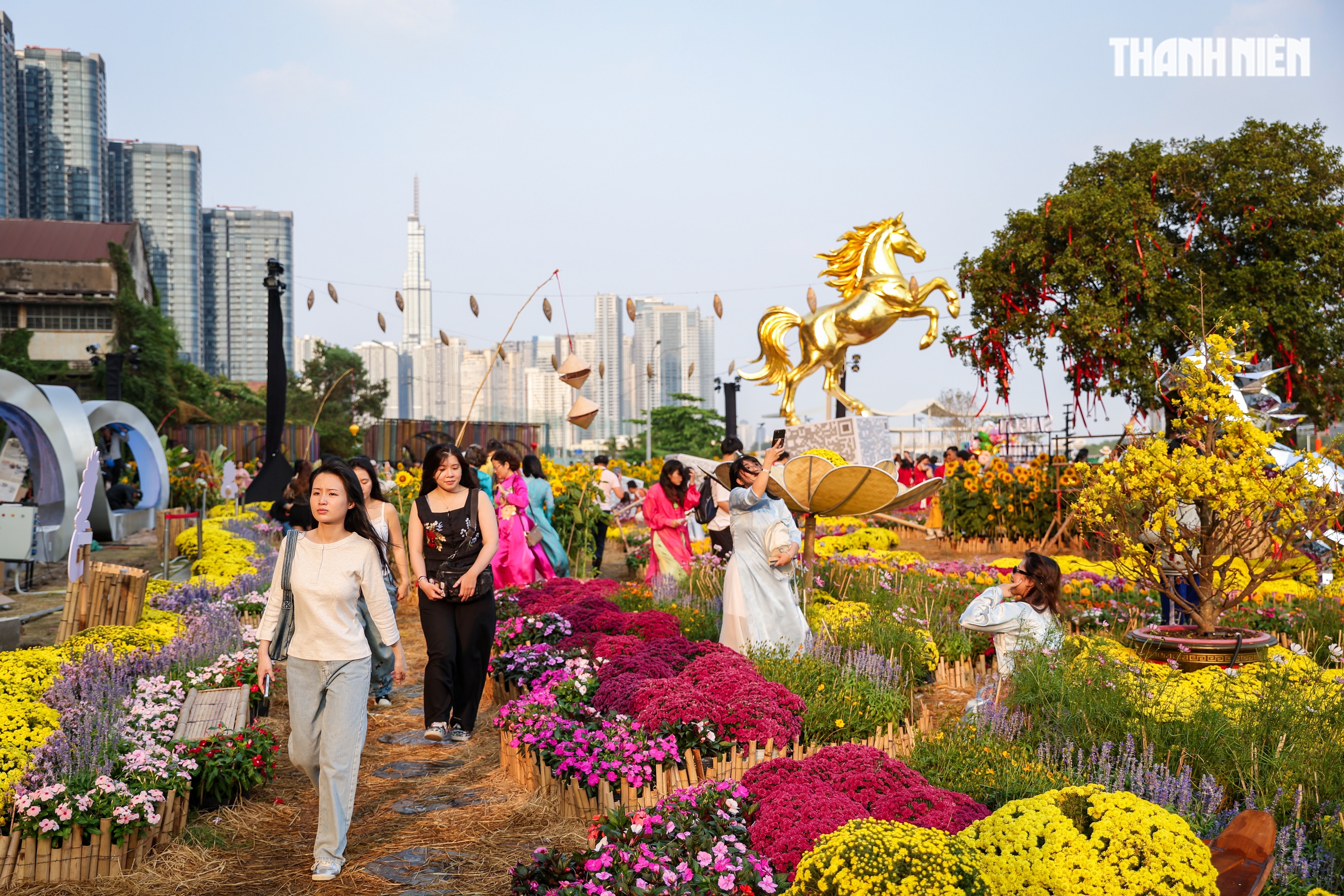 Bạn trẻ TP.HCM thích thú check-in linh vật ngựa vàng tại công viên Ba Son - Ảnh 1.