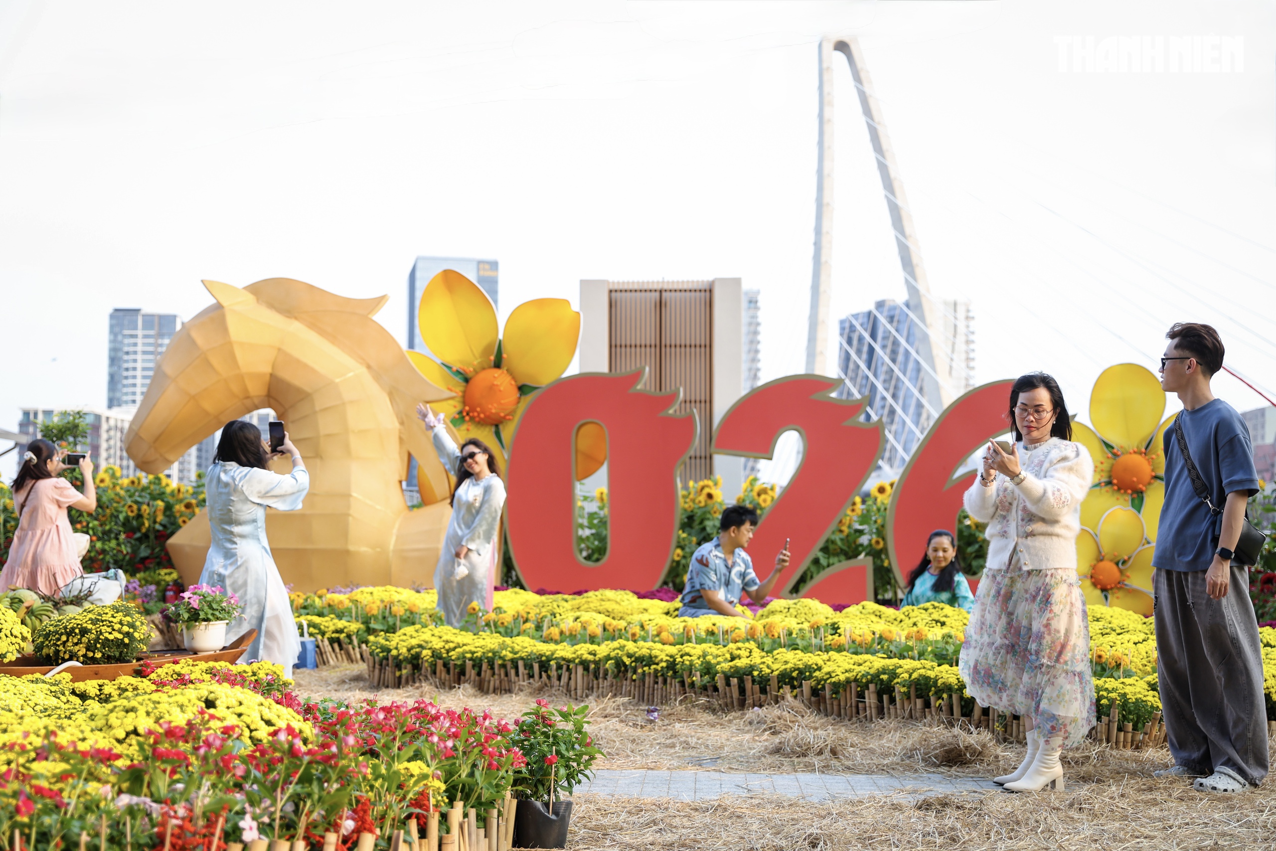 Bạn trẻ TP.HCM thích thú check-in linh vật ngựa vàng tại công viên Ba Son - Ảnh 5.