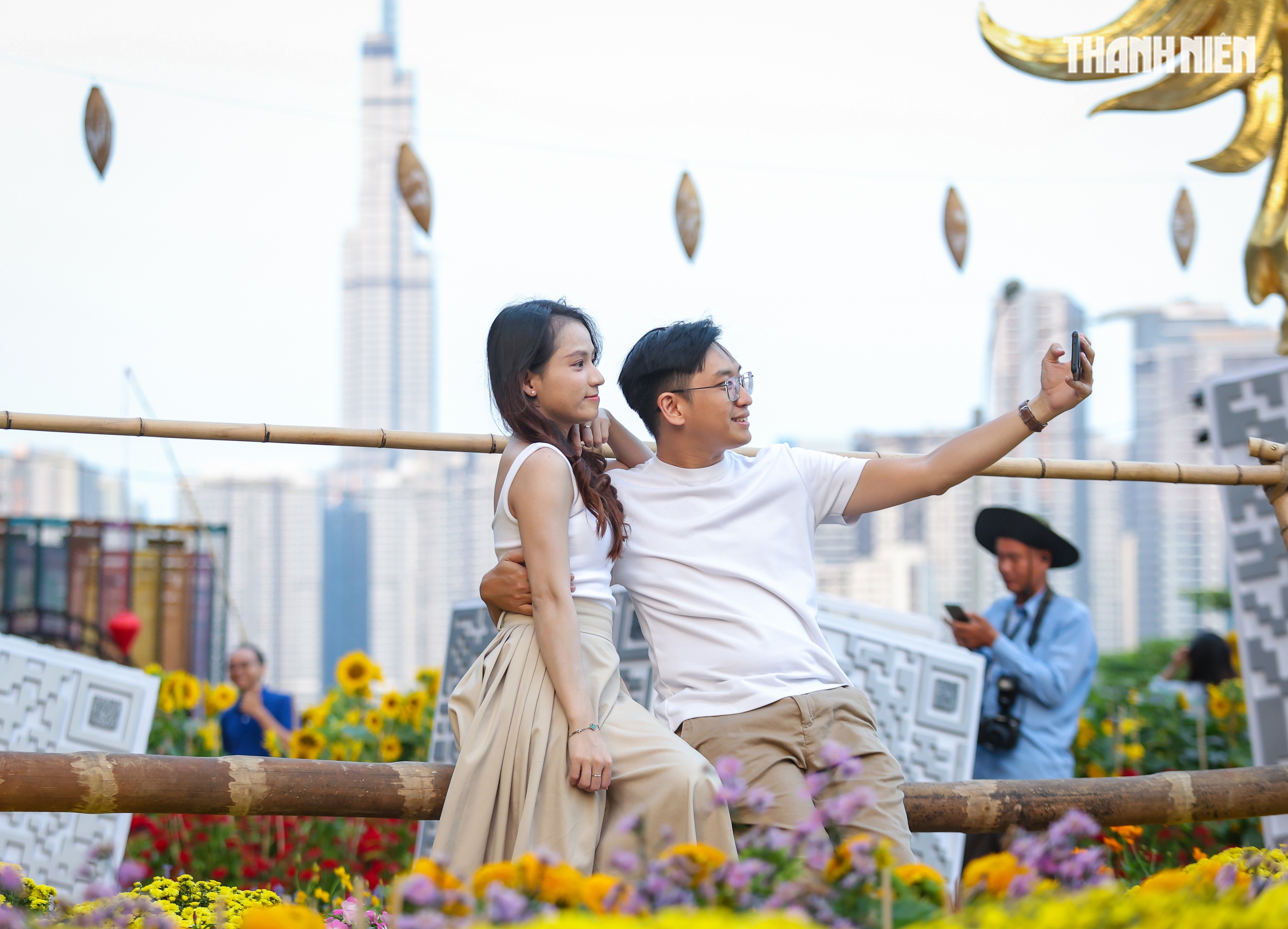 Bạn trẻ TP.HCM thích thú check-in linh vật ngựa vàng tại công viên Ba Son - Ảnh 8.