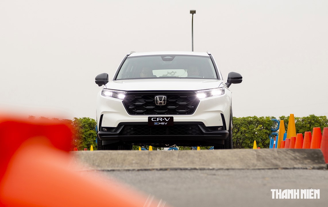 Honda CR-V hybrid lắp r&aacute;p tại Việt Nam kh&aacute;c g&igrave; bản nhập khẩu từ Th&aacute;i Lan? - Ảnh 13.