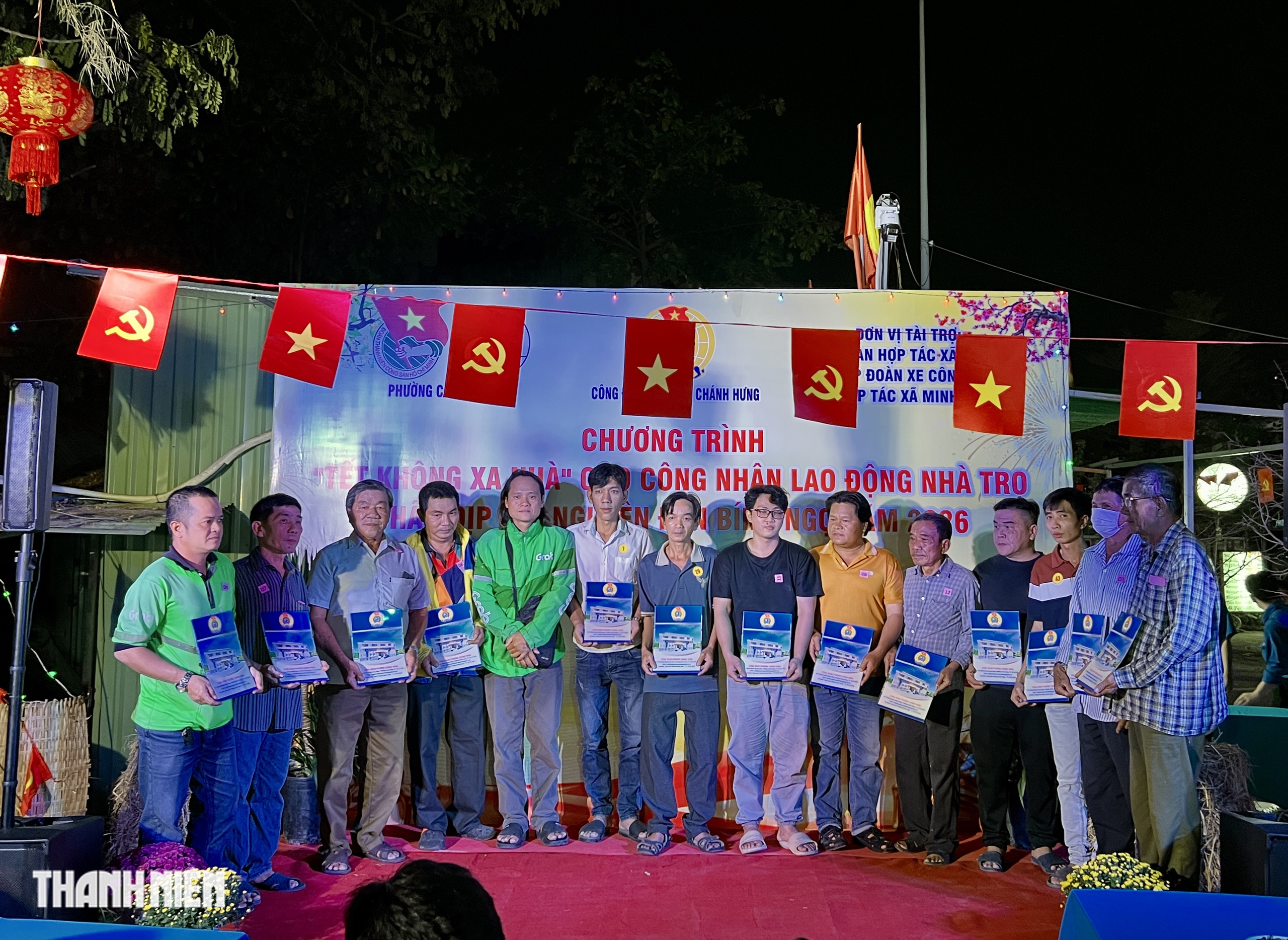 Tiệc tất ni&ecirc;n ở g&oacute;c phố nghĩa t&igrave;nh của lao động ngh&egrave;o: C&oacute; b&aacute;nh chưng, củ kiệu - Ảnh 4.