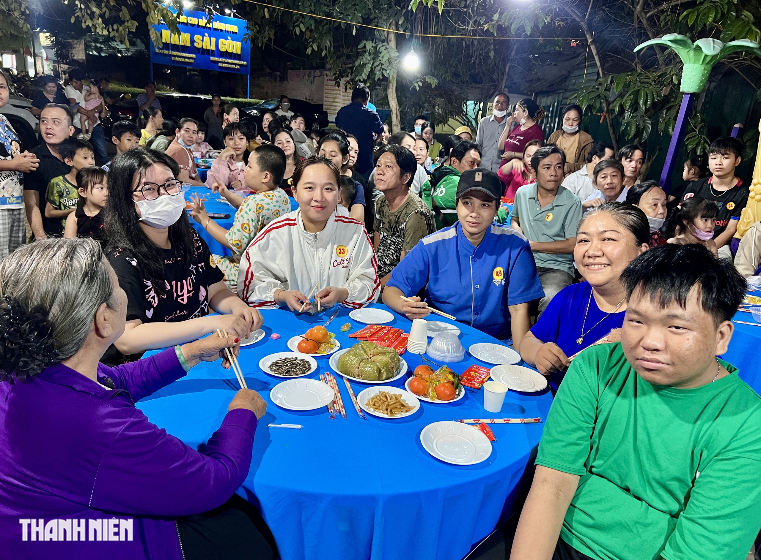 Tiệc tất ni&ecirc;n ở g&oacute;c phố nghĩa t&igrave;nh của lao động ngh&egrave;o: C&oacute; b&aacute;nh chưng, củ kiệu - Ảnh 1.