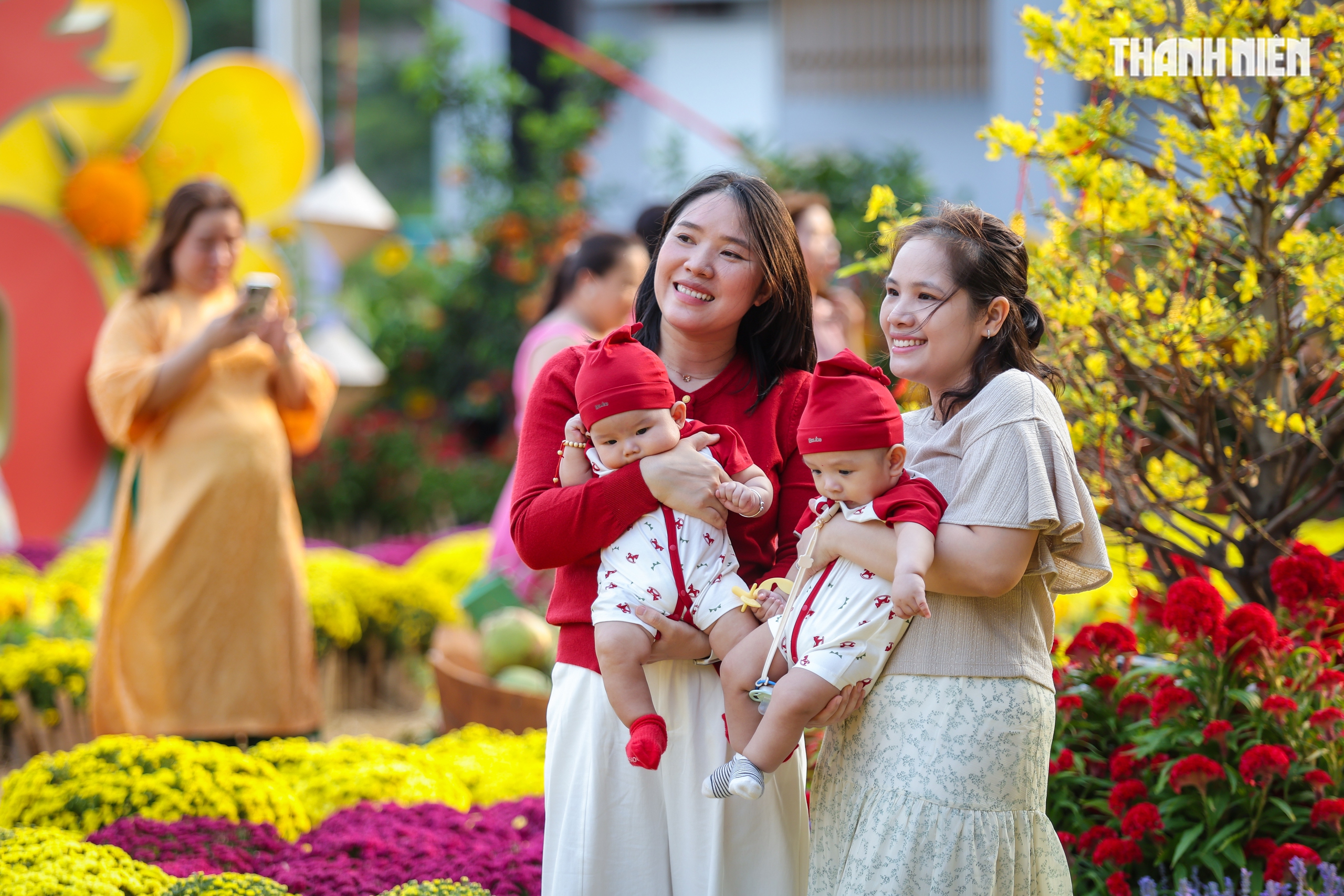 Bạn trẻ TP.HCM thích thú check-in linh vật ngựa vàng tại công viên Ba Son - Ảnh 7.