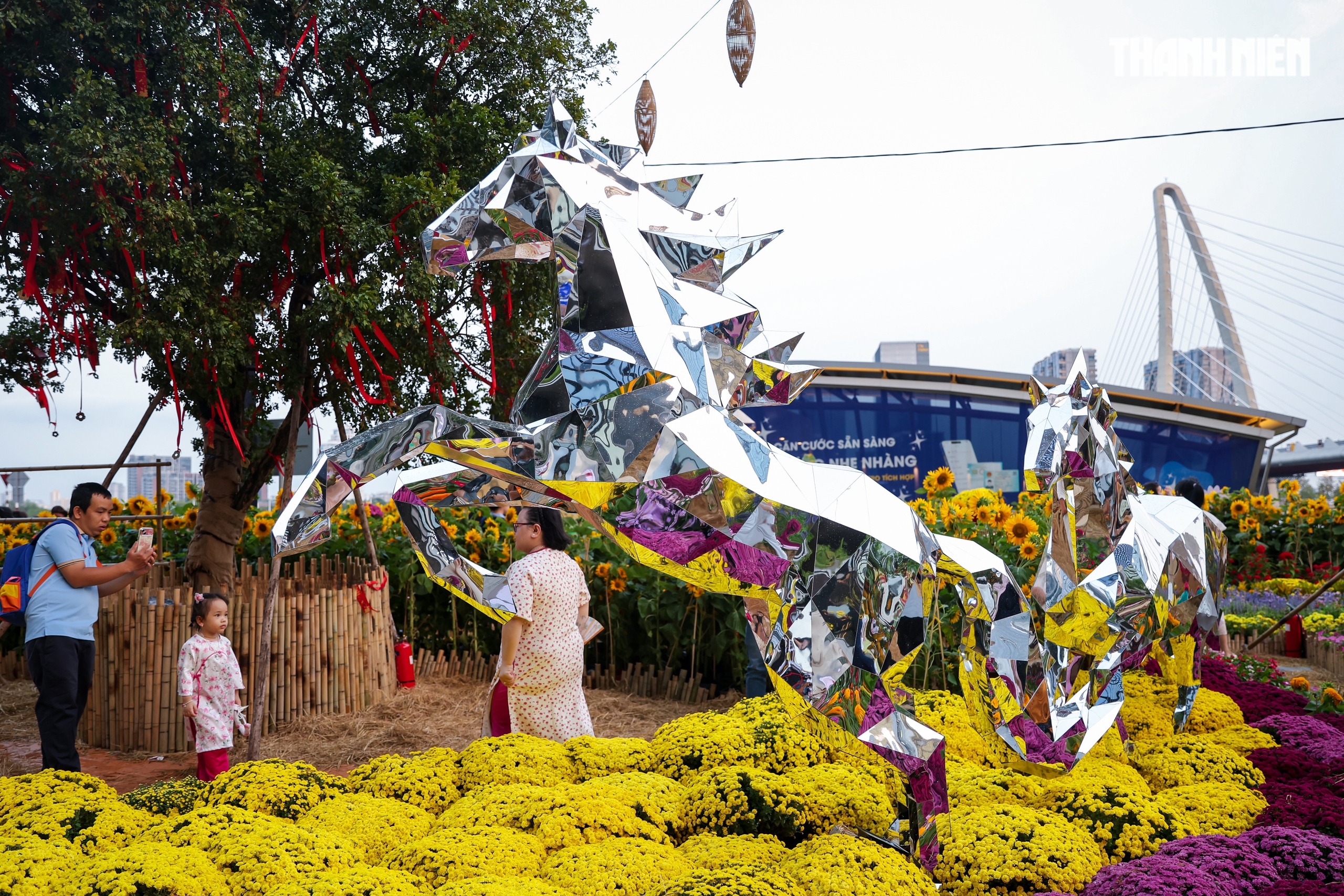 Bạn trẻ TP.HCM thích thú check-in linh vật ngựa vàng tại công viên Ba Son - Ảnh 11.