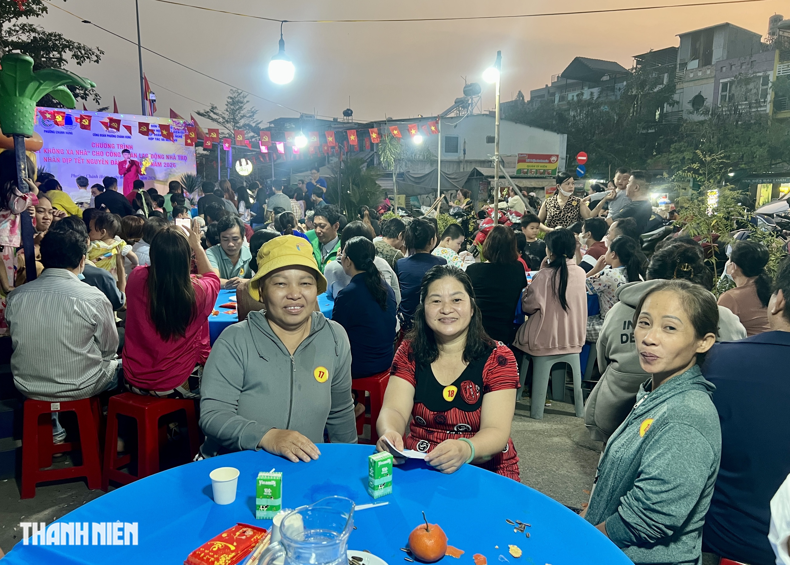 Tiệc tất ni&ecirc;n ở g&oacute;c phố nghĩa t&igrave;nh của lao động ngh&egrave;o: C&oacute; b&aacute;nh chưng, củ kiệu - Ảnh 5.