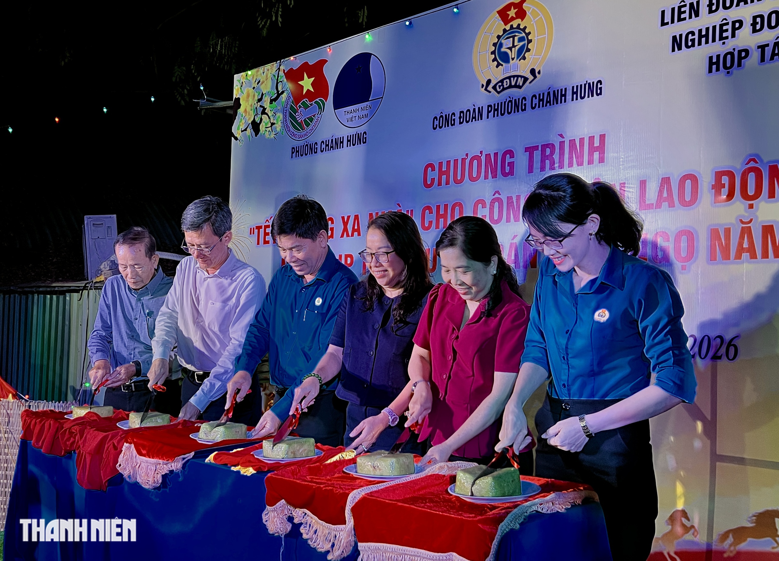 Tiệc tất ni&ecirc;n ở g&oacute;c phố nghĩa t&igrave;nh của lao động ngh&egrave;o: C&oacute; b&aacute;nh chưng, củ kiệu - Ảnh 3.