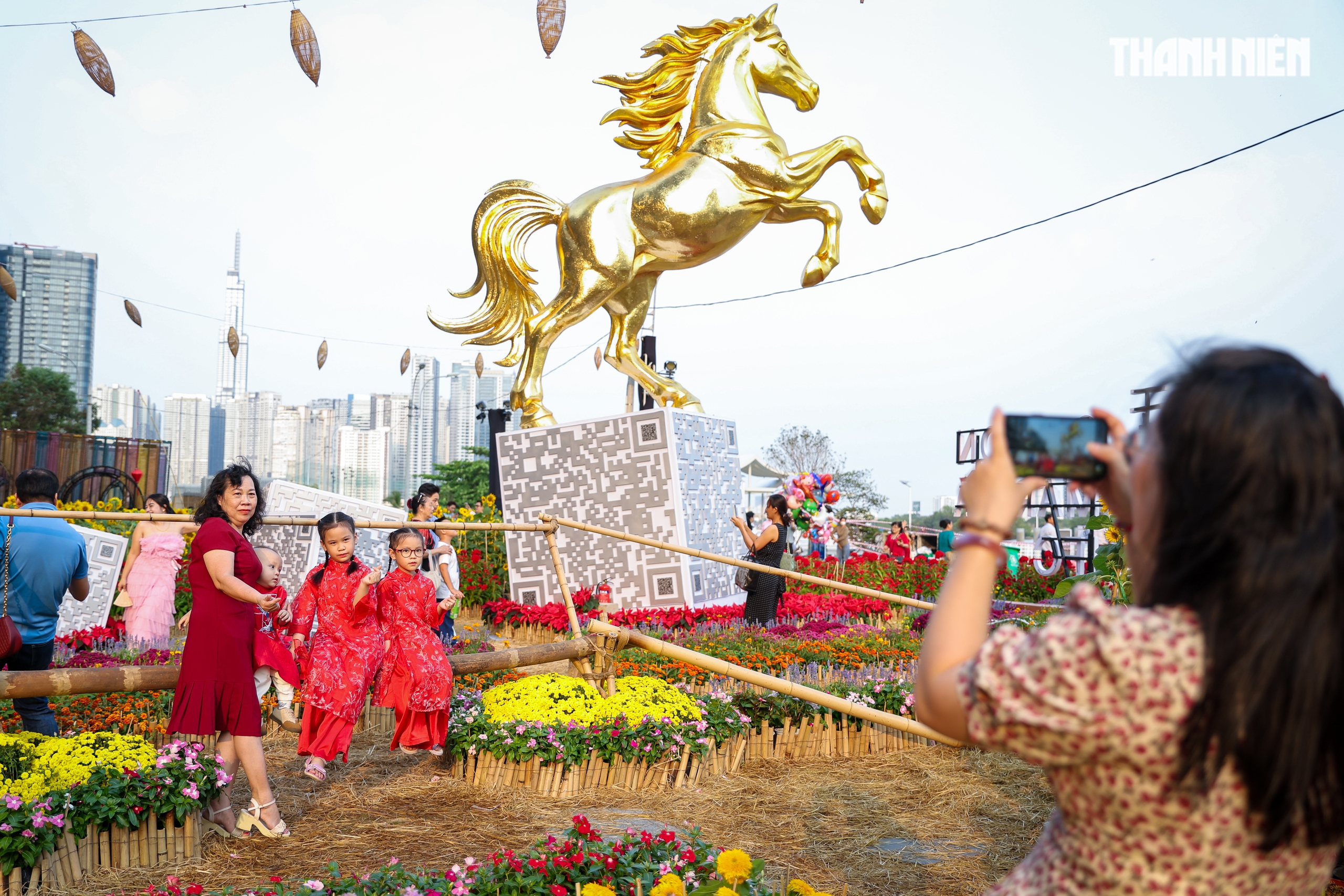 Bạn trẻ TP.HCM thích thú check-in linh vật ngựa vàng tại công viên Ba Son - Ảnh 3.