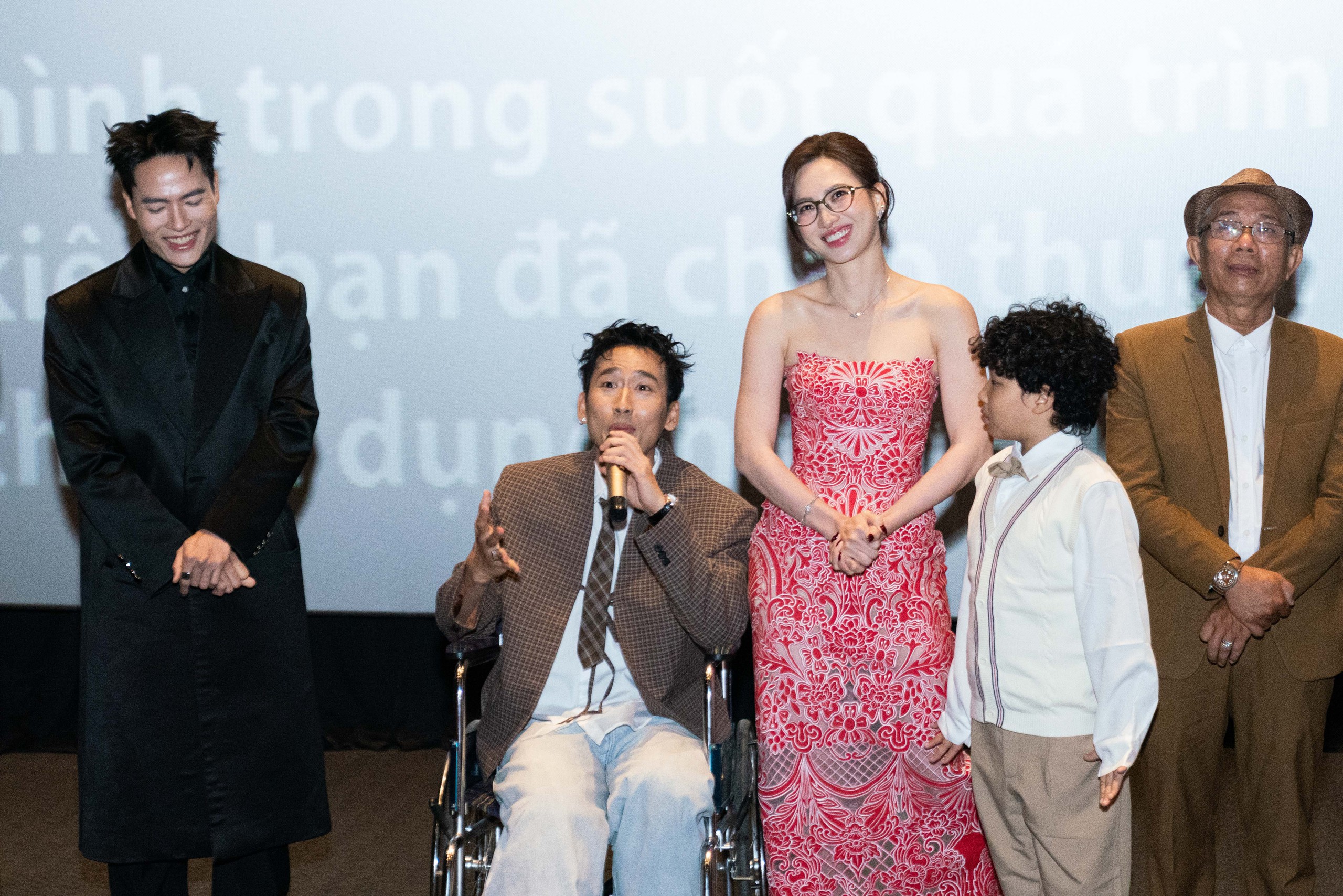 Phương Anh Đ&agrave;o gợi cảm b&ecirc;n Tuấn Trần trong ng&agrave;y t&aacute;i xuất điện ảnh- Ảnh 2.