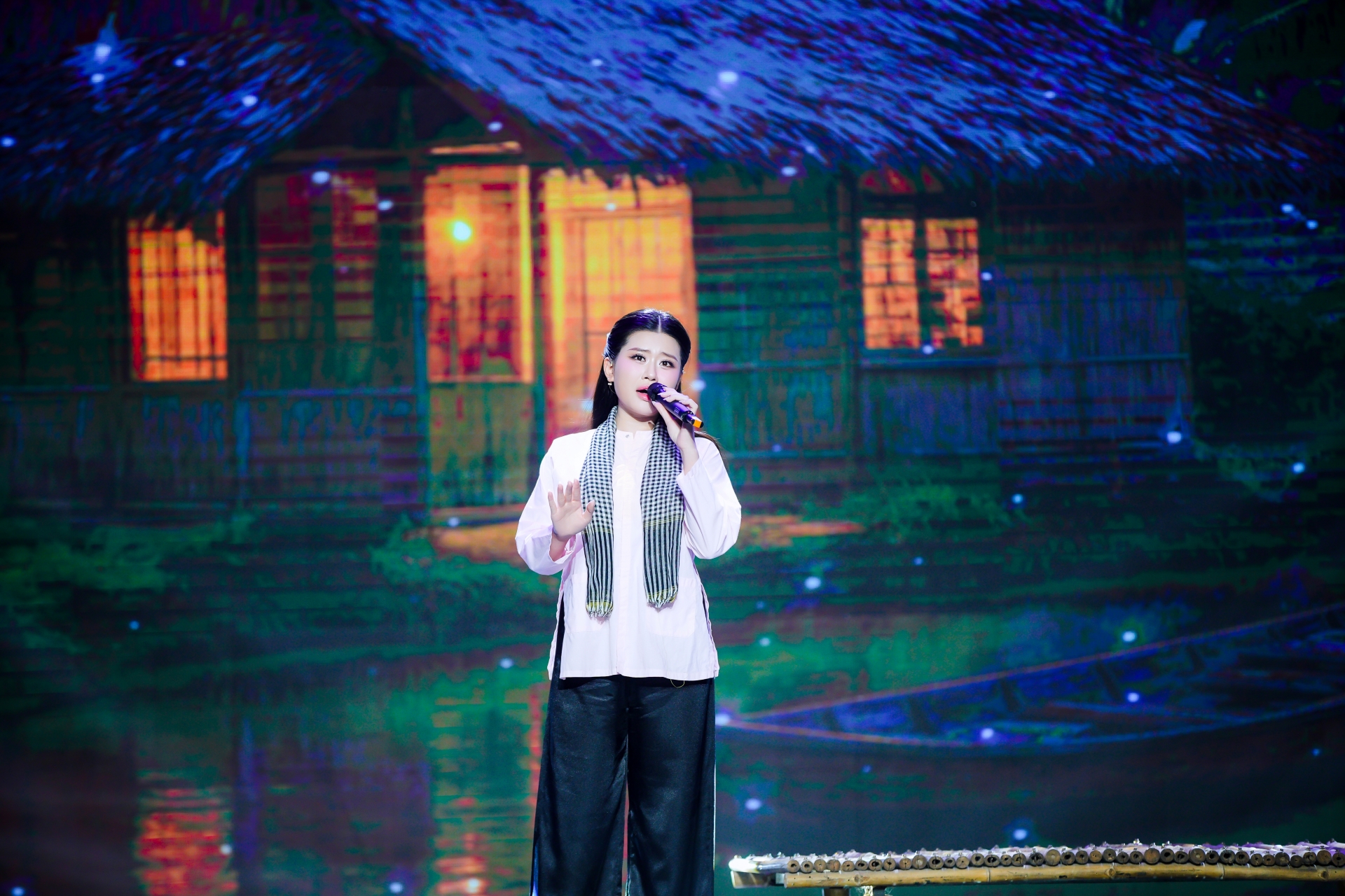 Cô gái hát 'Giọt lệ đài trang' khiến Thái Châu cho điểm tuyệt đối - Ảnh 3.