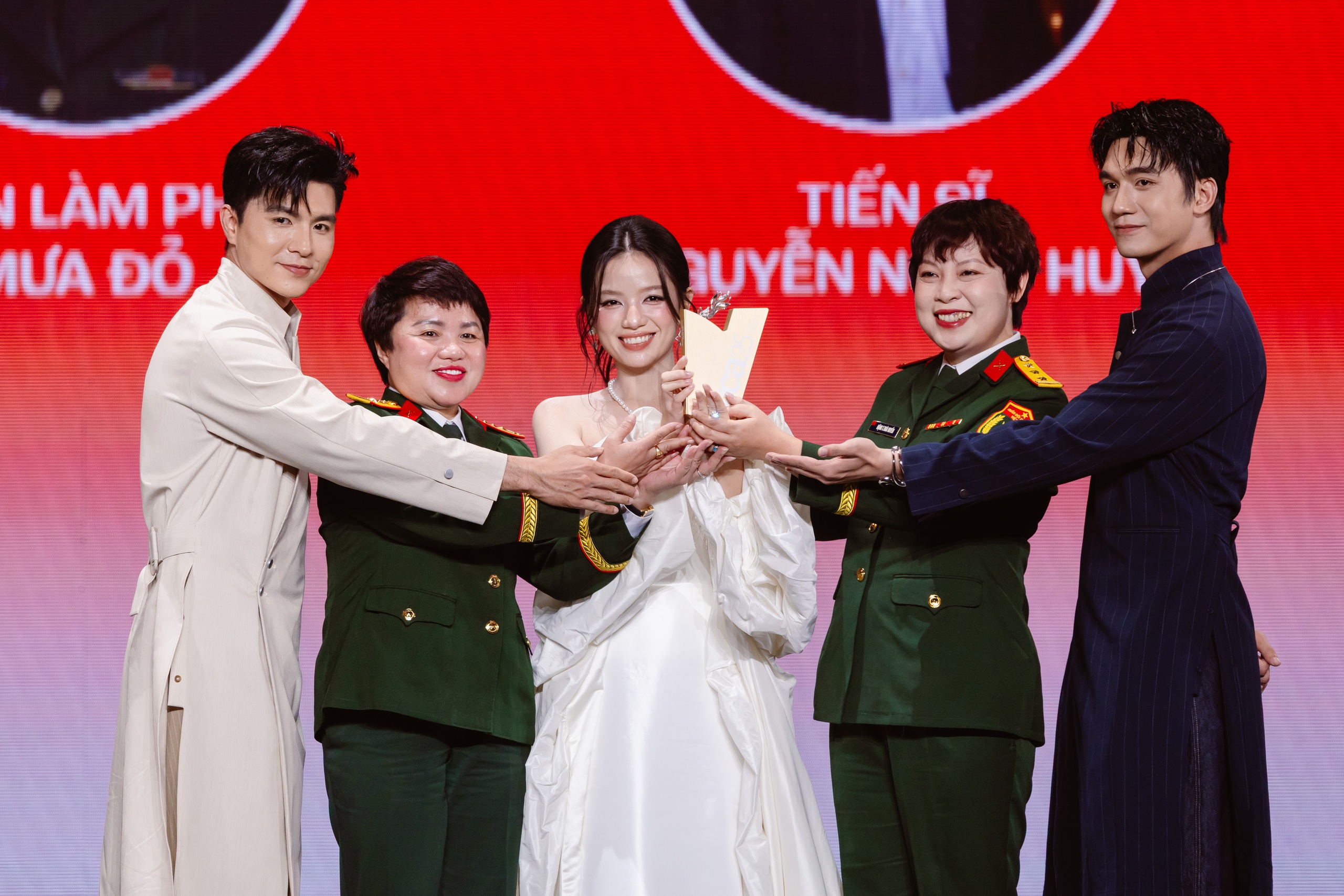 Nguyễn Văn Chung, Phương Mỹ Chi… đón tin vui, 'Mưa đỏ' lại thắng lớn

- Ảnh 10.