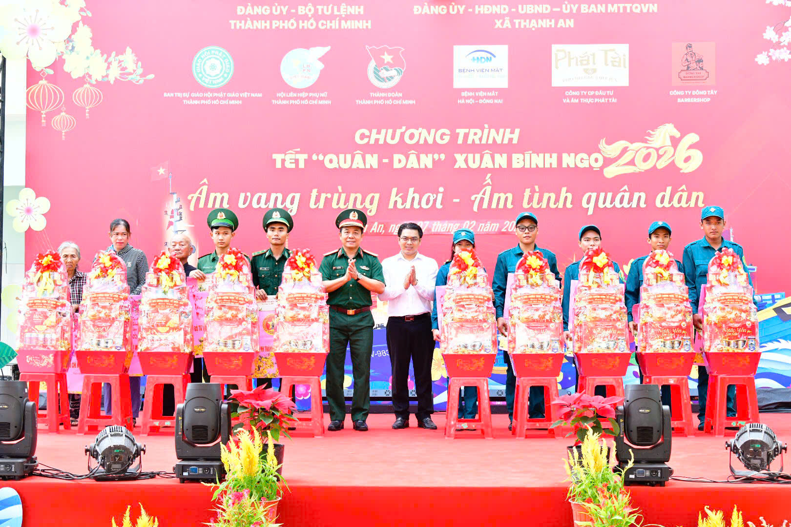 Bộ đội TP.HCM mang 'Tết qu&acirc;n d&acirc;n' đến với b&agrave; con x&atilde; đảo Thạnh An- Ảnh 1.