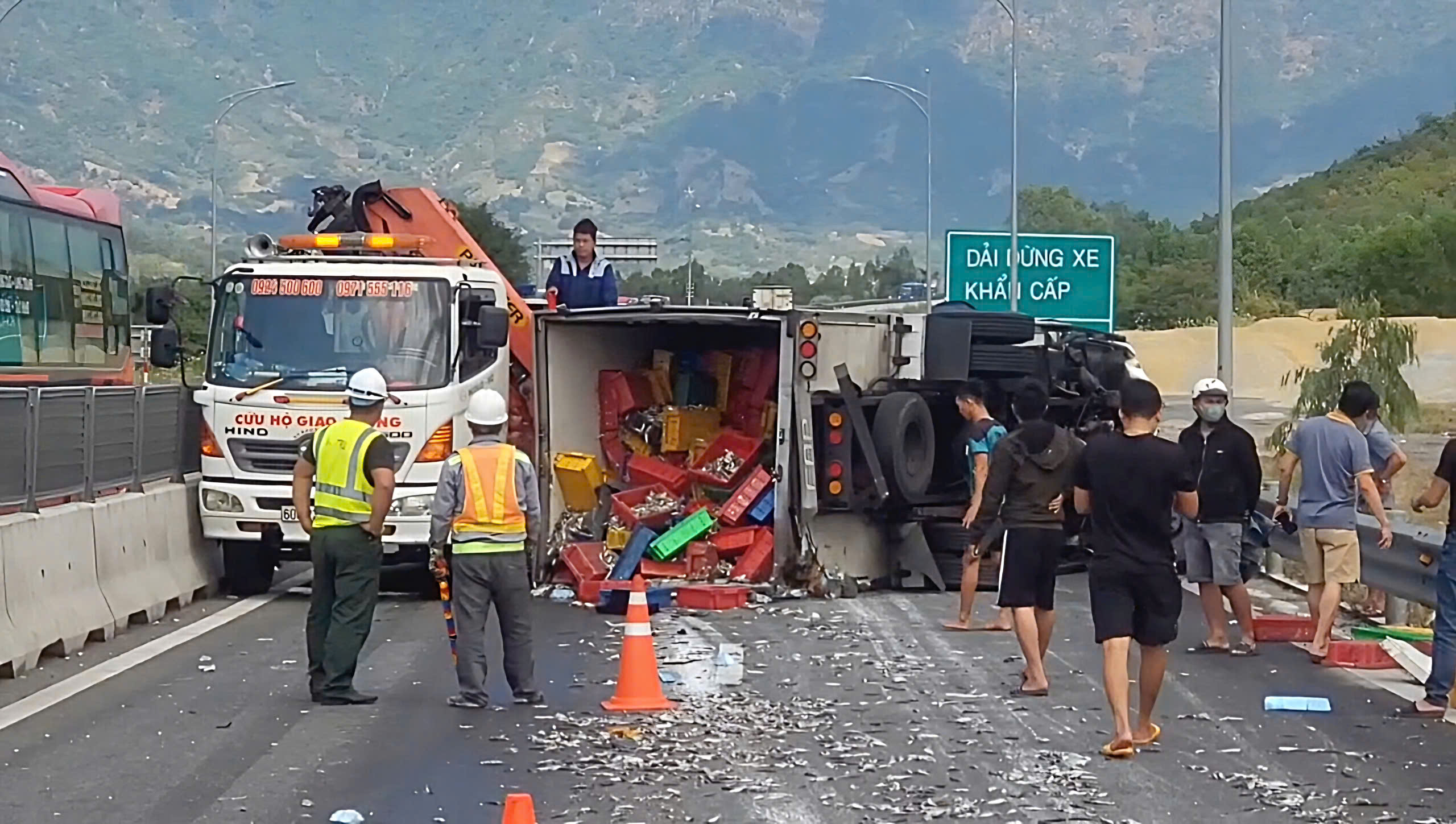 Tai nạn trên cao tốc Cam Lâm - Vĩnh Hảo, giao thông ùn tắc kéo dài- Ảnh 1.