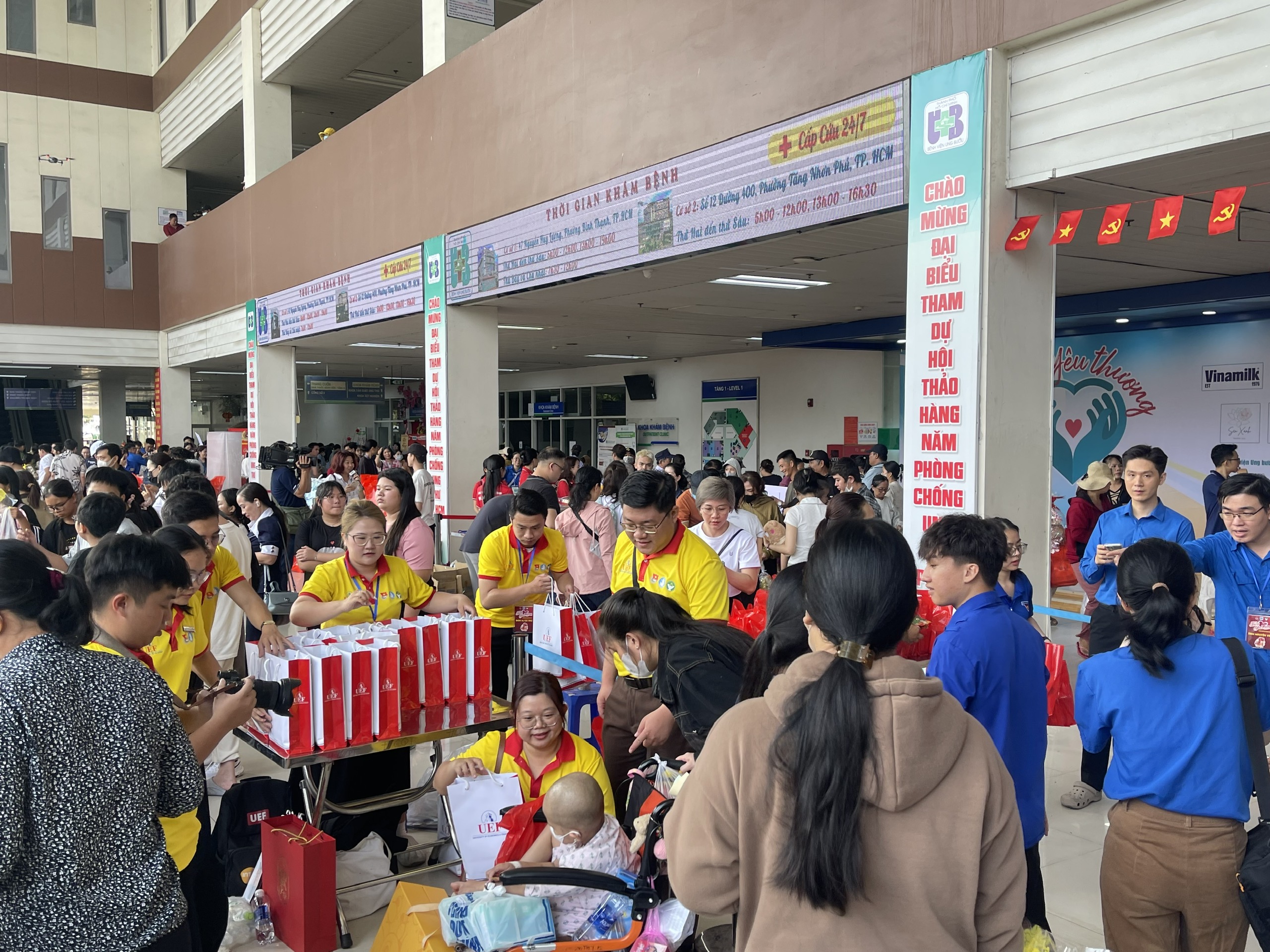 Qu&agrave; tết gi&uacute;p bệnh nhi trang trải viện ph&iacute;: Thật ấm l&ograve;ng biết bao! - Ảnh 6.