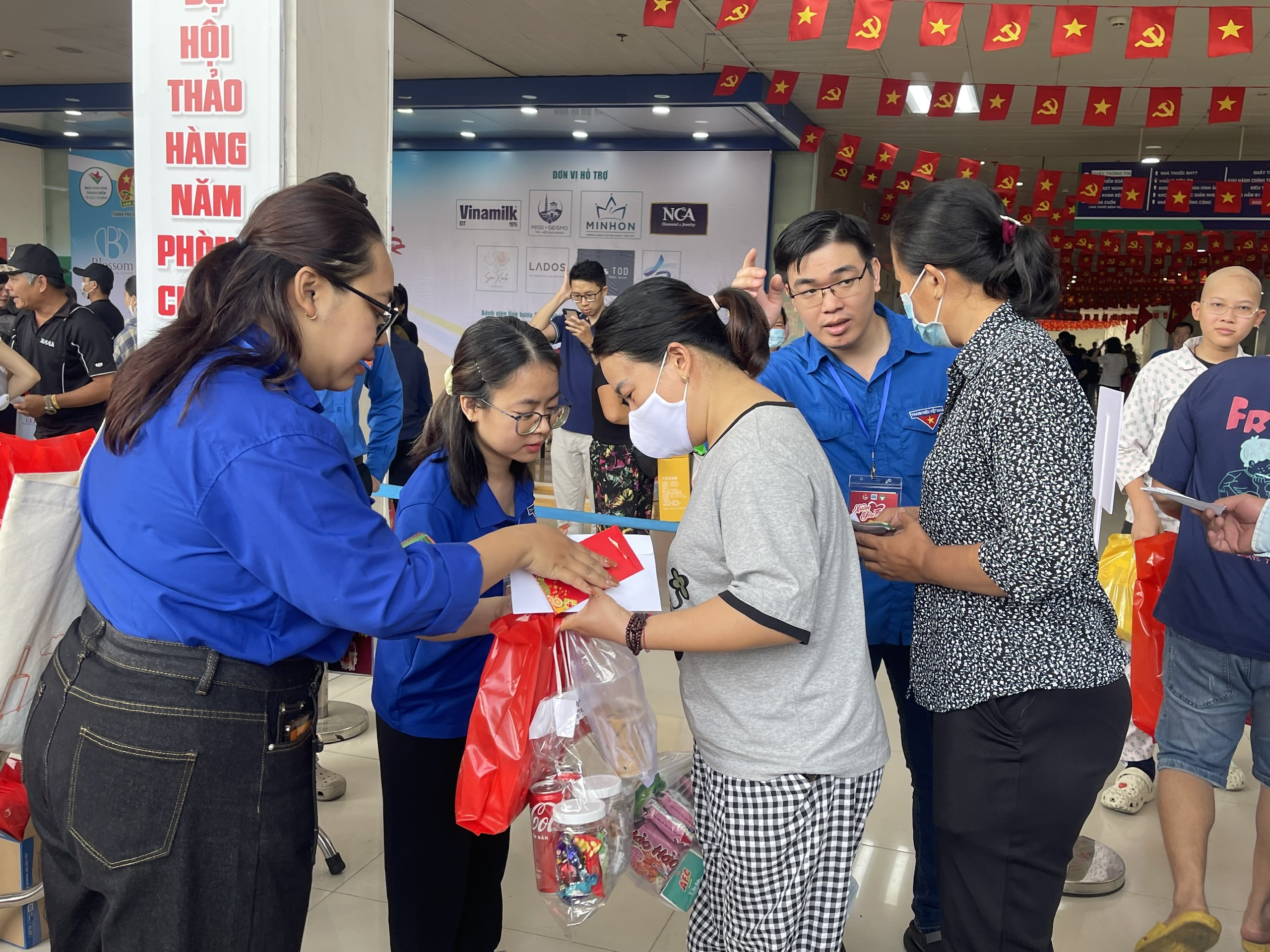 Qu&agrave; tết gi&uacute;p bệnh nhi trang trải viện ph&iacute;: Thật ấm l&ograve;ng biết bao! - Ảnh 3.