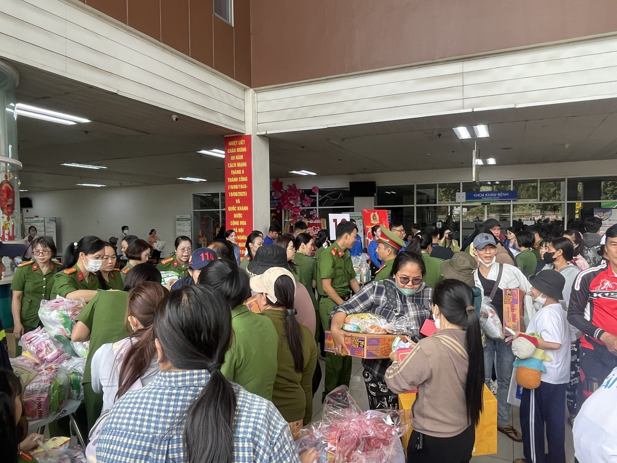 Qu&agrave; tết gi&uacute;p bệnh nhi trang trải viện ph&iacute;: Thật ấm l&ograve;ng biết bao! - Ảnh 8.