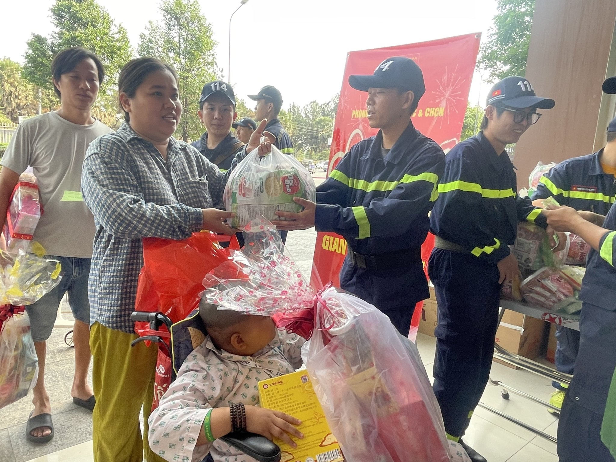 Qu&agrave; tết gi&uacute;p bệnh nhi trang trải viện ph&iacute;: Thật ấm l&ograve;ng biết bao! - Ảnh 2.