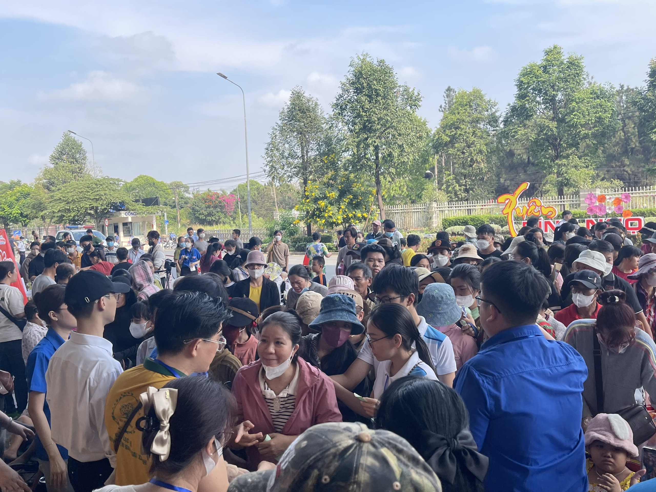 Qu&agrave; tết gi&uacute;p bệnh nhi trang trải viện ph&iacute;: Thật ấm l&ograve;ng biết bao! - Ảnh 5.