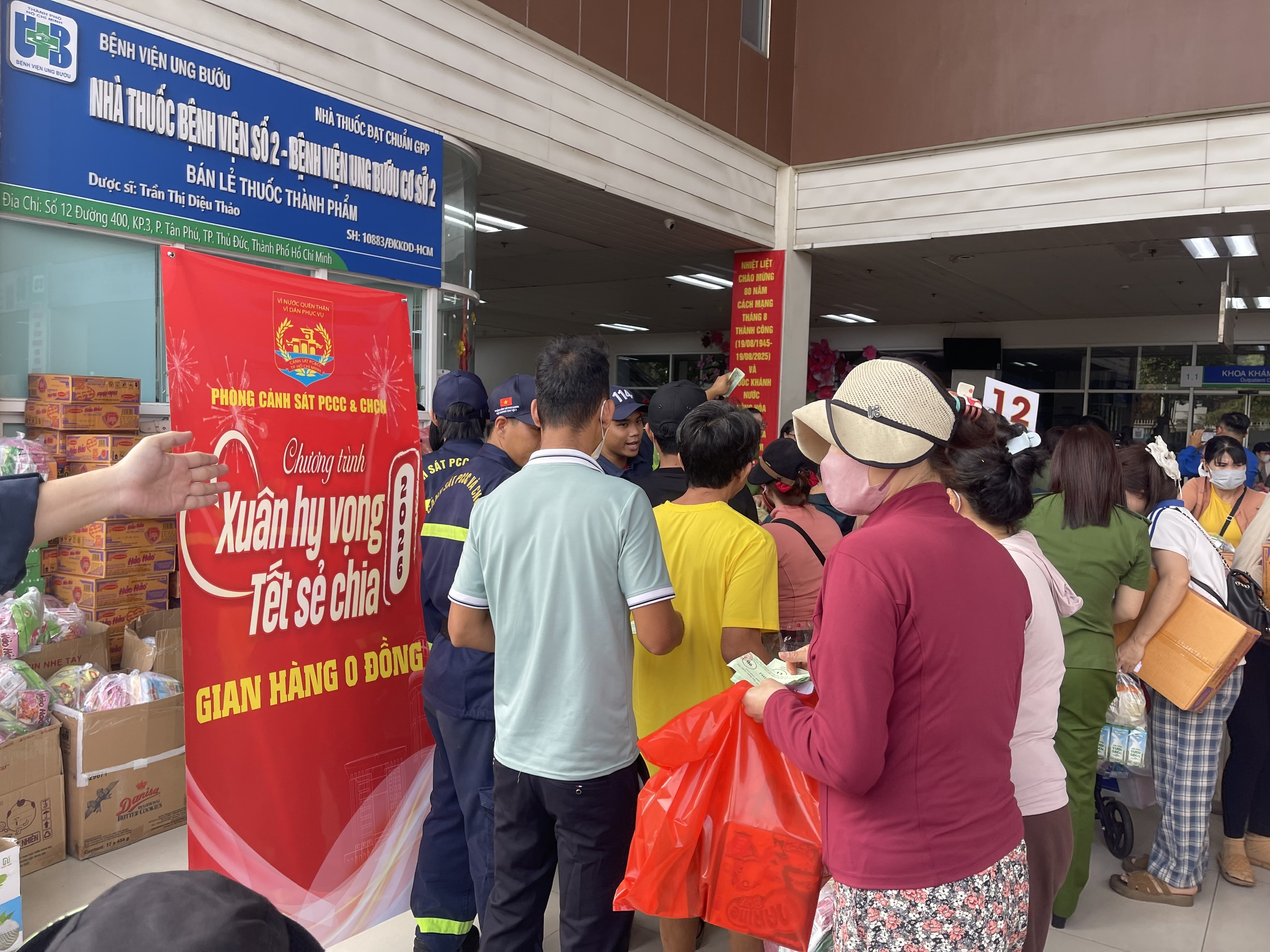 Qu&agrave; tết gi&uacute;p bệnh nhi trang trải viện ph&iacute;: Thật ấm l&ograve;ng biết bao! - Ảnh 7.