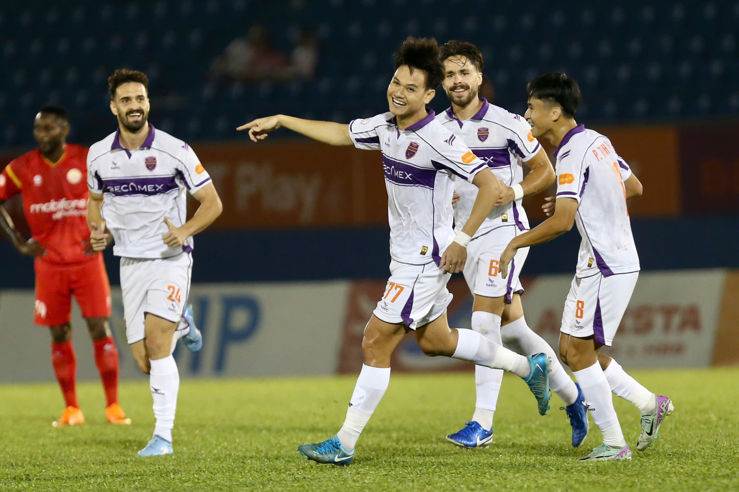 CLB Becamex TP.HCM thua ngược cay đắng PVF-CAND: ‘Nước mắt’ Hồ Tấn Tài!- Ảnh 2.