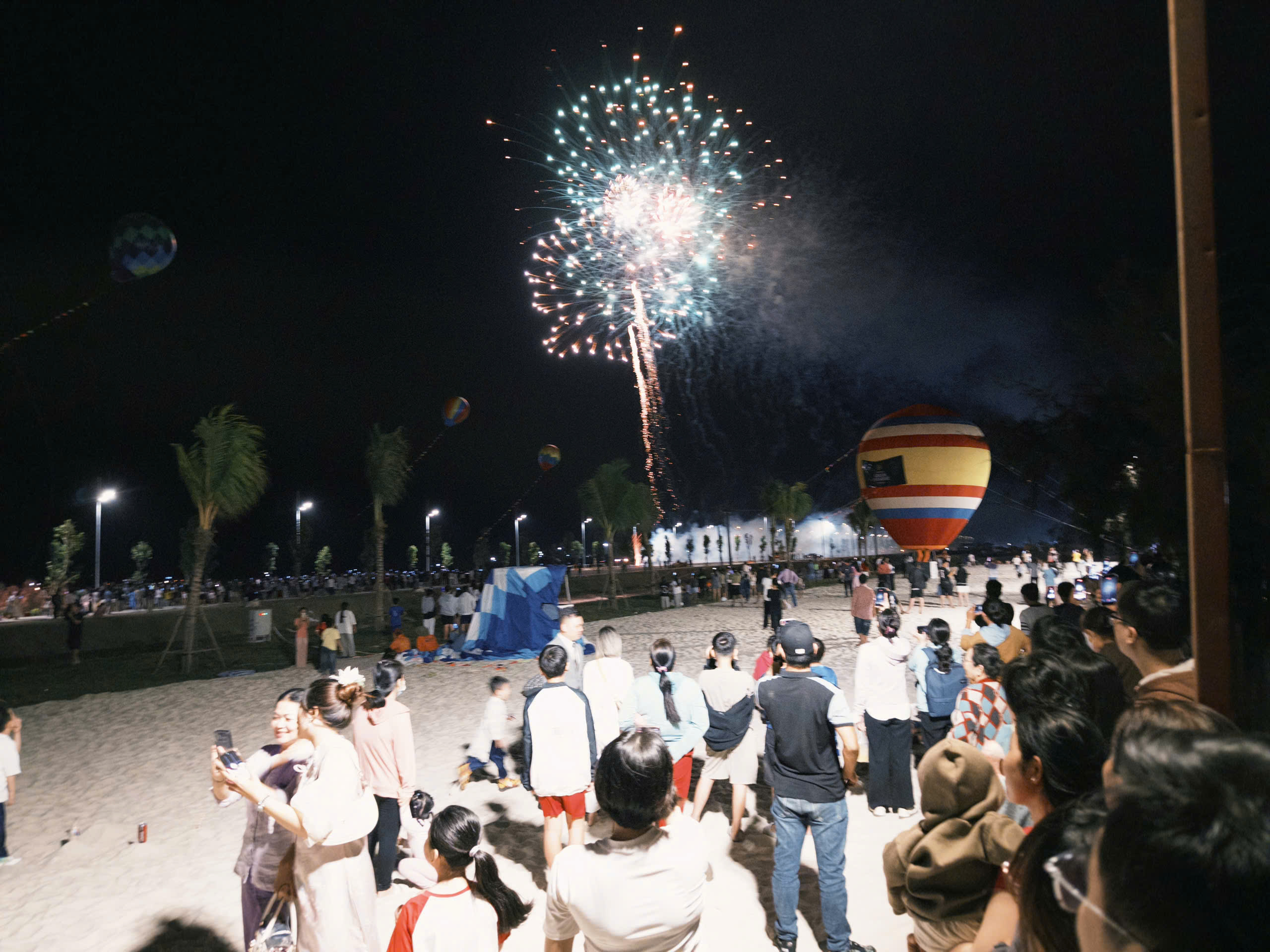 Hơn 1 vạn người đổ về Cần Giờ xem ph&aacute;o hoa xu&acirc;n sớm nhất nước - Ảnh 6.