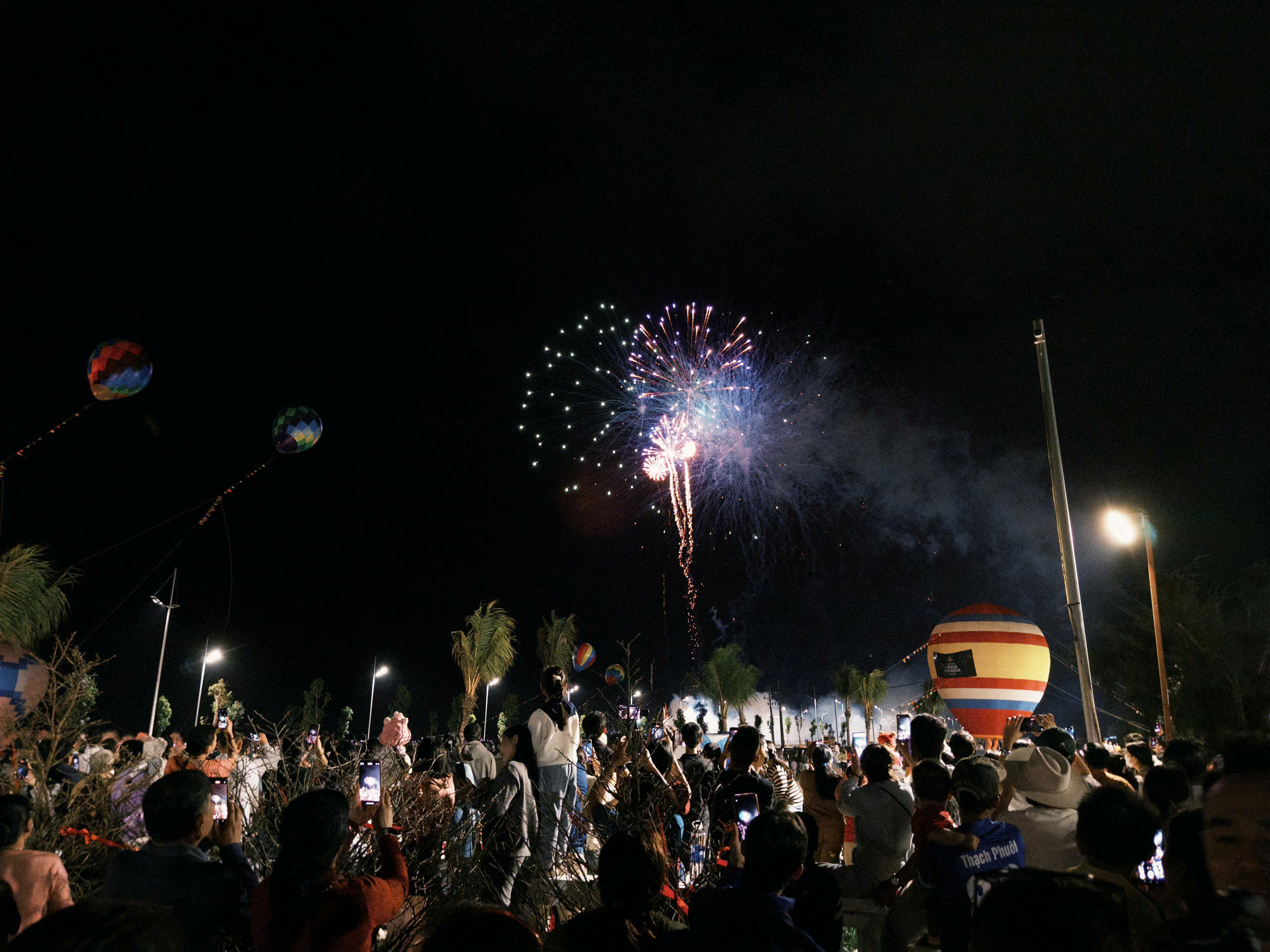 Hơn 1 vạn người đổ về Cần Giờ xem ph&aacute;o hoa xu&acirc;n sớm nhất nước - Ảnh 8.