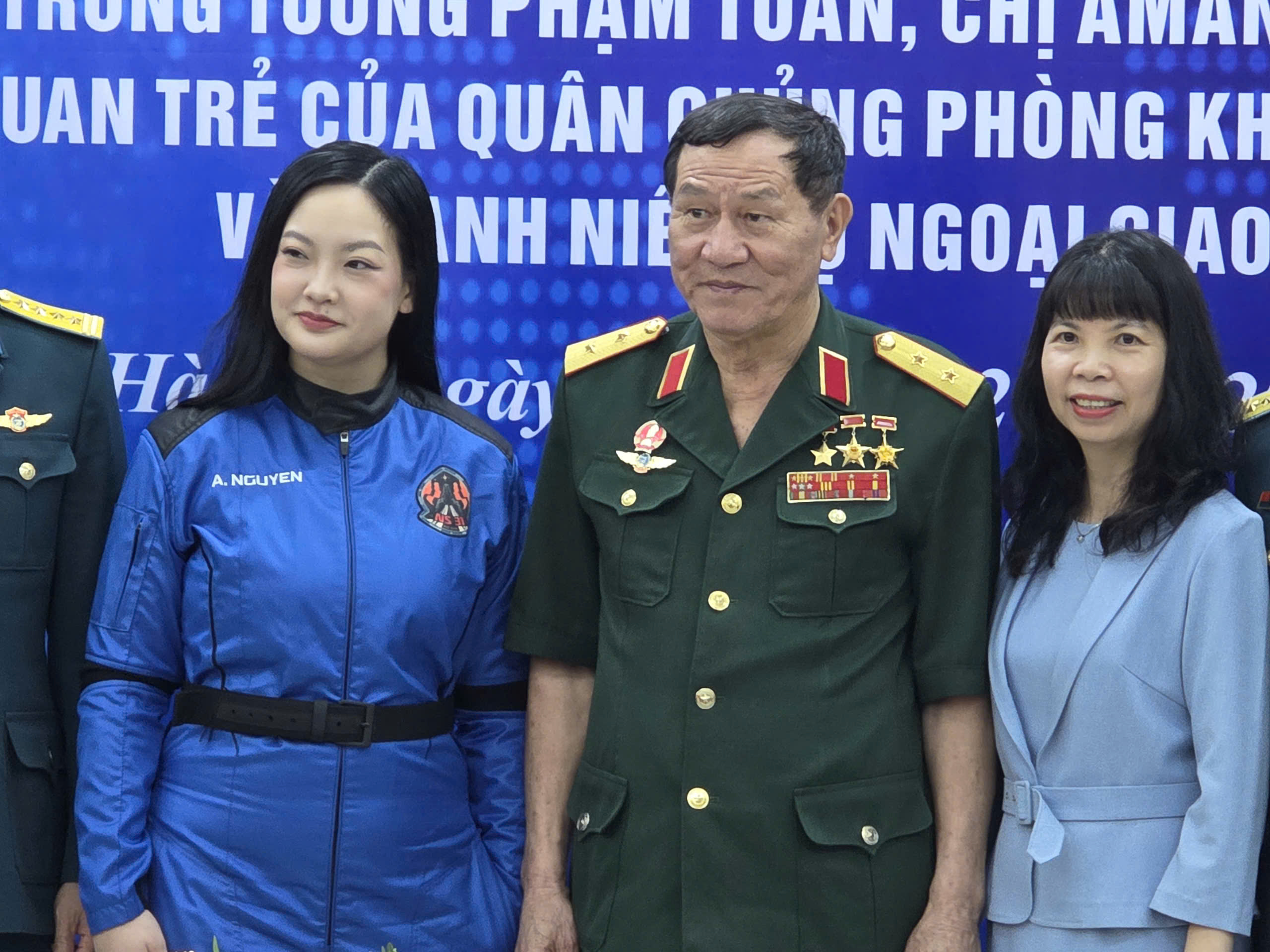 Cuộc gặp giữa hai thế hệ người Việt Nam bay v&agrave;o vũ trụ - Ảnh 1.