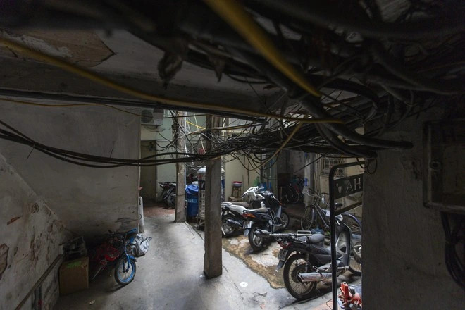 Những con ngõ nhỏ tại phố cổ Hà Nội quanh năm không thấy ánh sáng mặt trời- Ảnh 19. Những con ngõ nhỏ tại phố cổ Hà Nội quanh năm không thấy ánh sáng mặt trời- Ảnh 19.