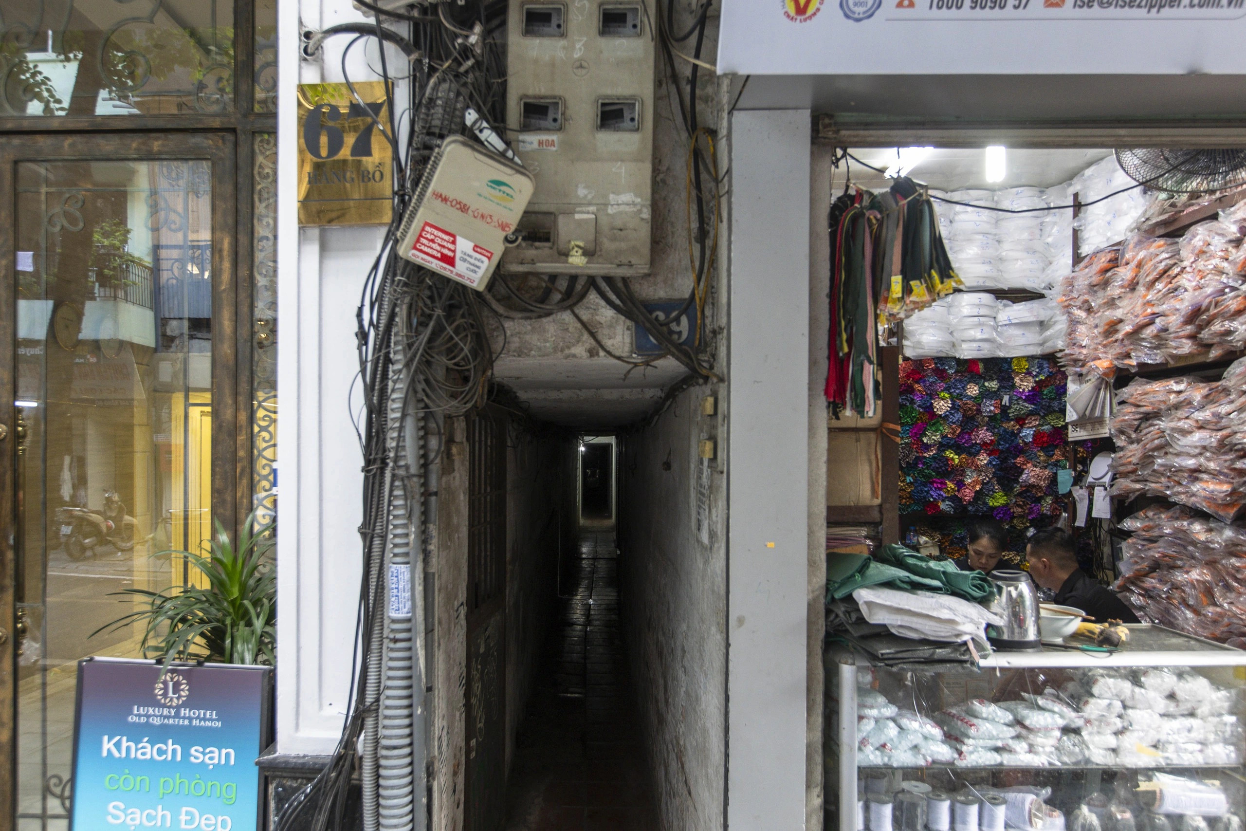 Những con ng&otilde; nhỏ tại phố cổ H&agrave; Nội quanh năm kh&ocirc;ng thấy &aacute;nh s&aacute;ng mặt trời- Ảnh 16.