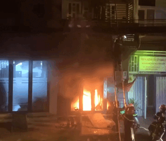 TP.HCM: Ch&aacute;y nh&agrave; kết hợp kinh doanh, cảnh s&aacute;t giải cứu 4 người - Ảnh 1.