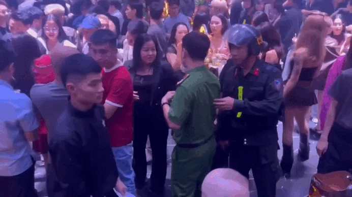 Đột k&iacute;ch qu&aacute;n bar trung t&acirc;m TP.HCM, ph&aacute;t hiện 17 người dương t&iacute;nh ma t&uacute;y - Ảnh 1.