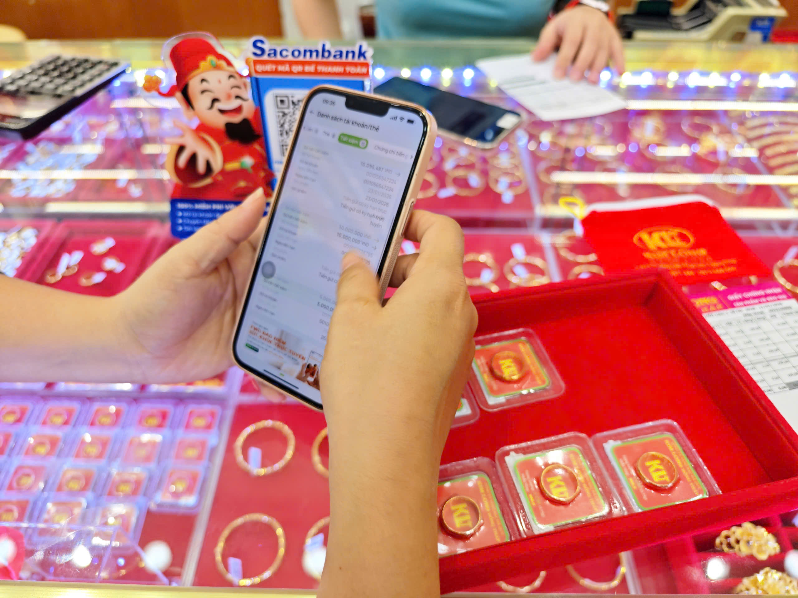 Giá vàng hôm nay 10.2.2026: Vàng nhẫn bám sát vàng miếng- Ảnh 1.