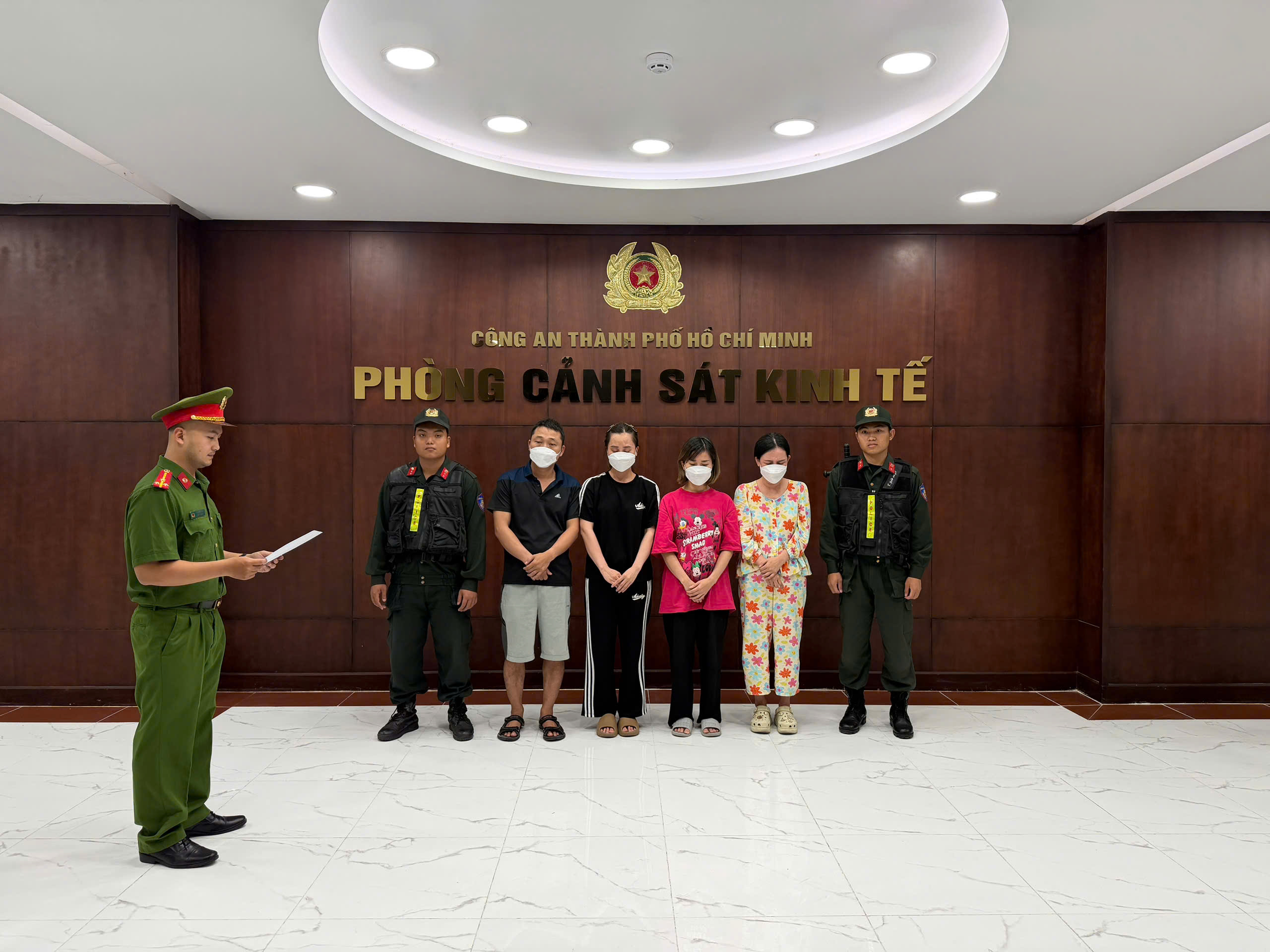 Công an TP . HCM triệt phá đường dây buôn bán mỹ phẩm giả quy mô lớn trên mạng - Ảnh 1.