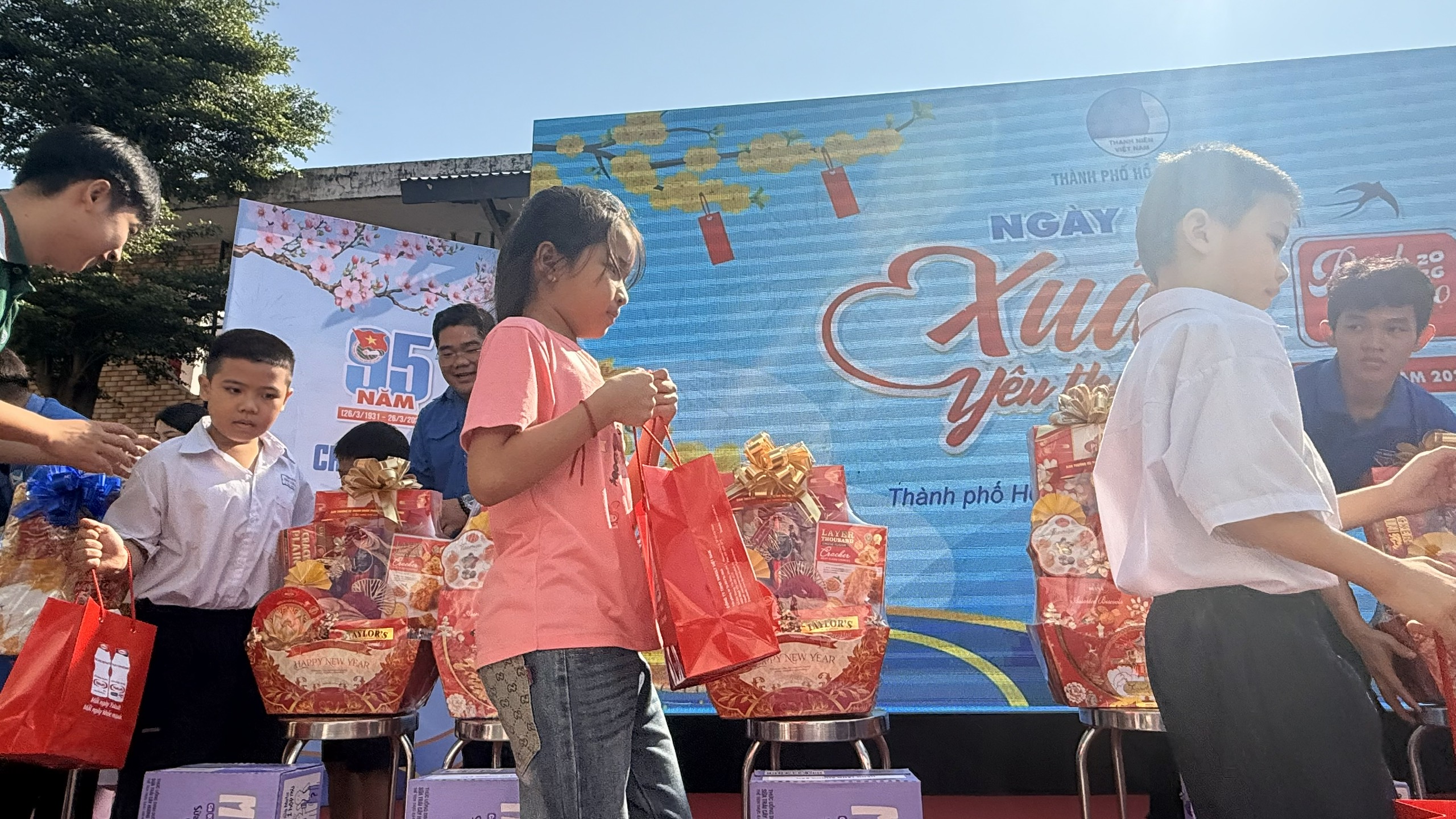 H&agrave;ng trăm c&ocirc;ng nh&acirc;n TP . HCM trổ t&agrave;i g&oacute;i b&aacute;nh v&agrave; nấu m&acirc;m cơm tết 2026 - Ảnh 2.