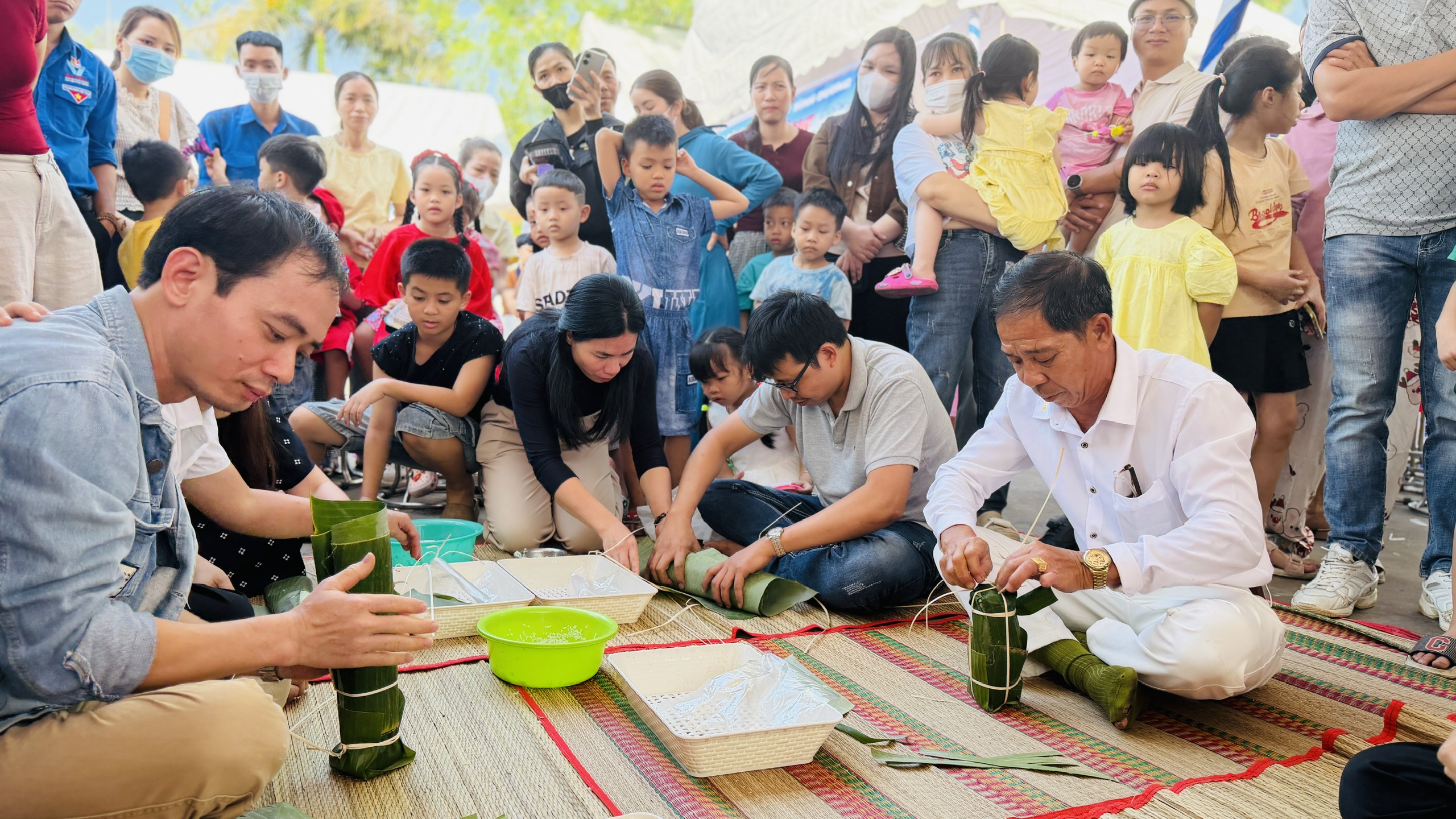 H&agrave;ng trăm c&ocirc;ng nh&acirc;n TP . HCM trổ t&agrave;i g&oacute;i b&aacute;nh v&agrave; nấu m&acirc;m cơm tết 2026 - Ảnh 3.
