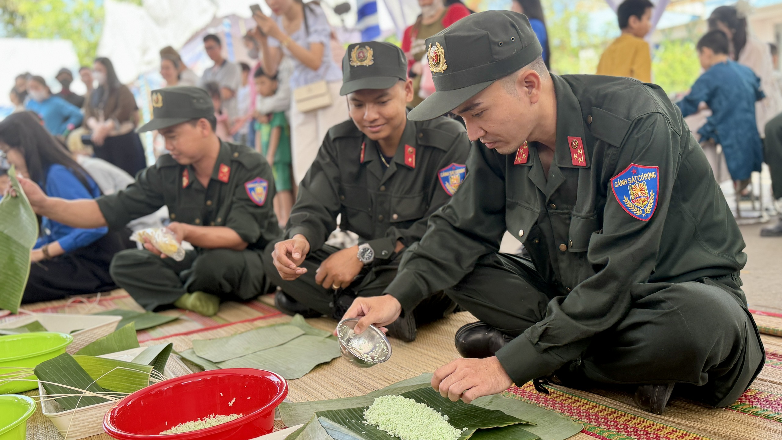 H&agrave;ng trăm c&ocirc;ng nh&acirc;n TP . HCM trổ t&agrave;i g&oacute;i b&aacute;nh v&agrave; nấu m&acirc;m cơm tết 2026 - Ảnh 4.
