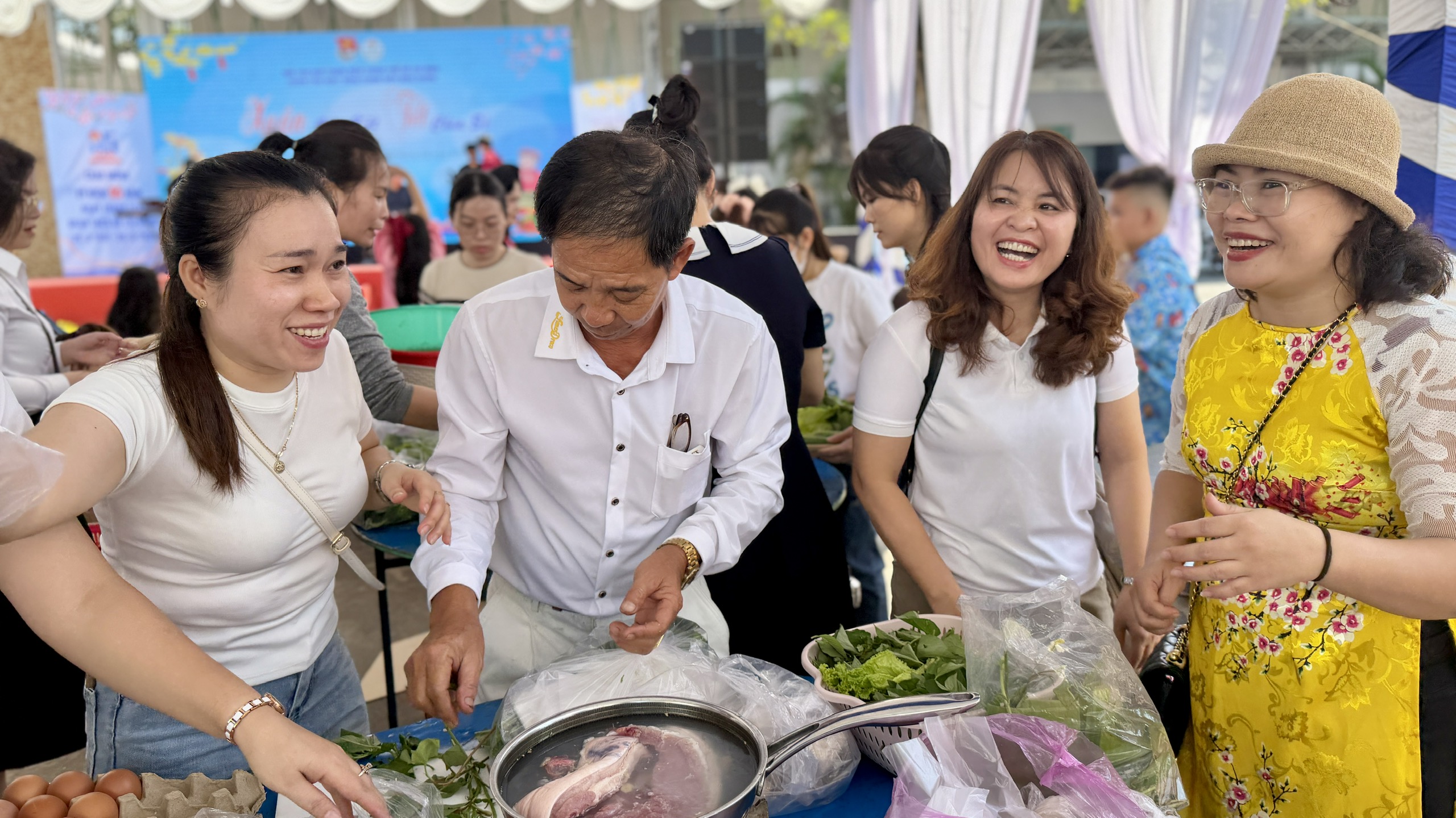 H&agrave;ng trăm c&ocirc;ng nh&acirc;n TP . HCM trổ t&agrave;i g&oacute;i b&aacute;nh v&agrave; nấu m&acirc;m cơm tết 2026 - Ảnh 5.
