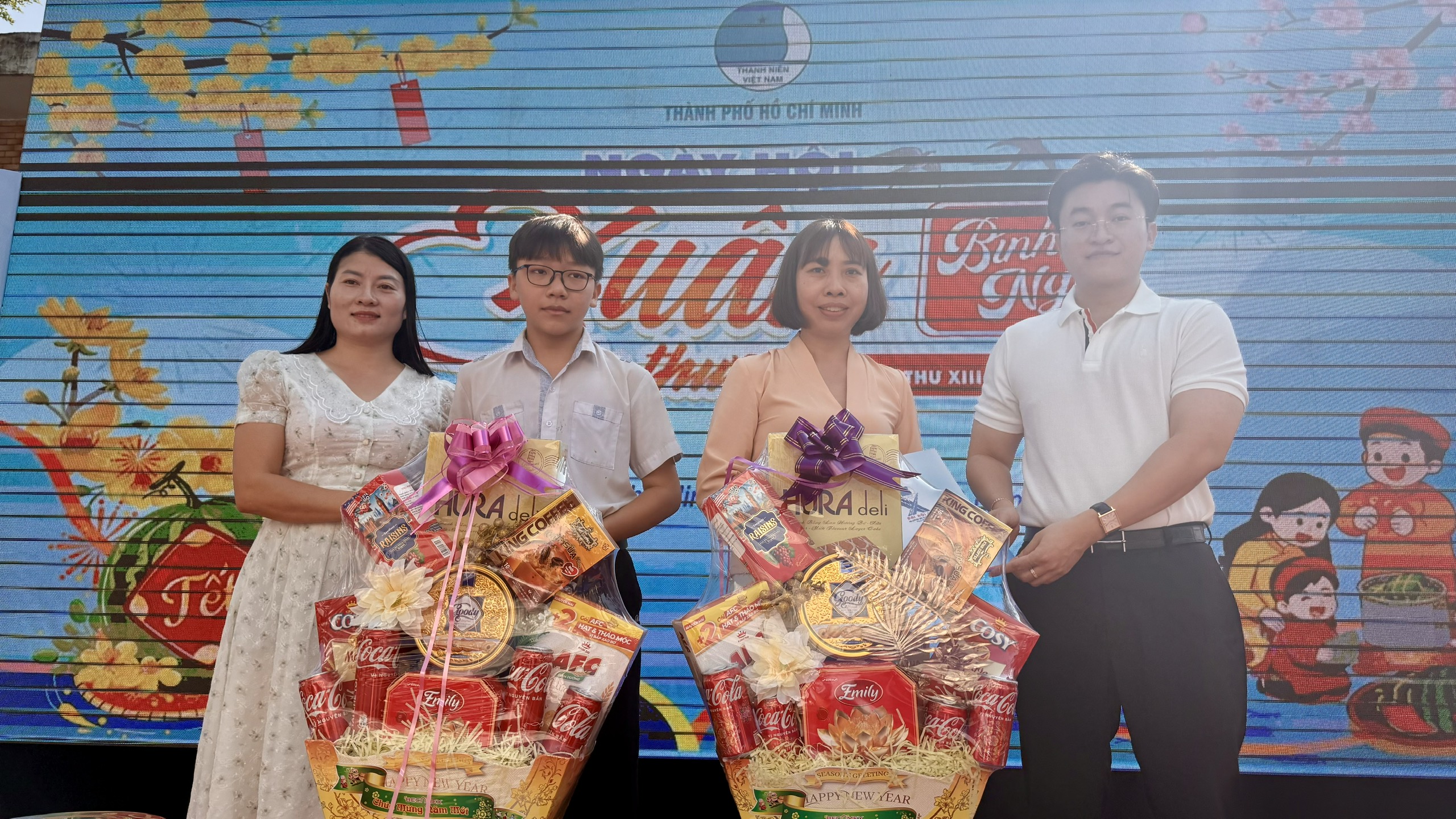 H&agrave;ng trăm c&ocirc;ng nh&acirc;n TP . HCM trổ t&agrave;i g&oacute;i b&aacute;nh v&agrave; nấu m&acirc;m cơm tết 2026 - Ảnh 6.