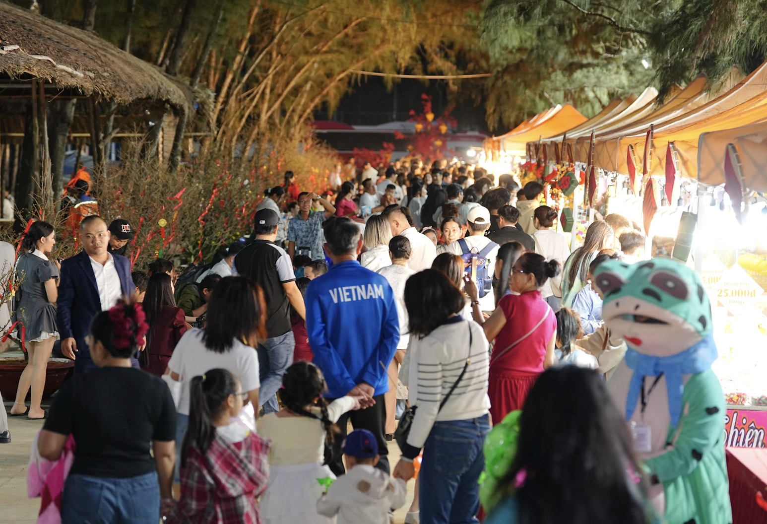 Lễ hội ẩm thực xuân ở Cần Giờ đông nghịt khách - Ảnh 1.