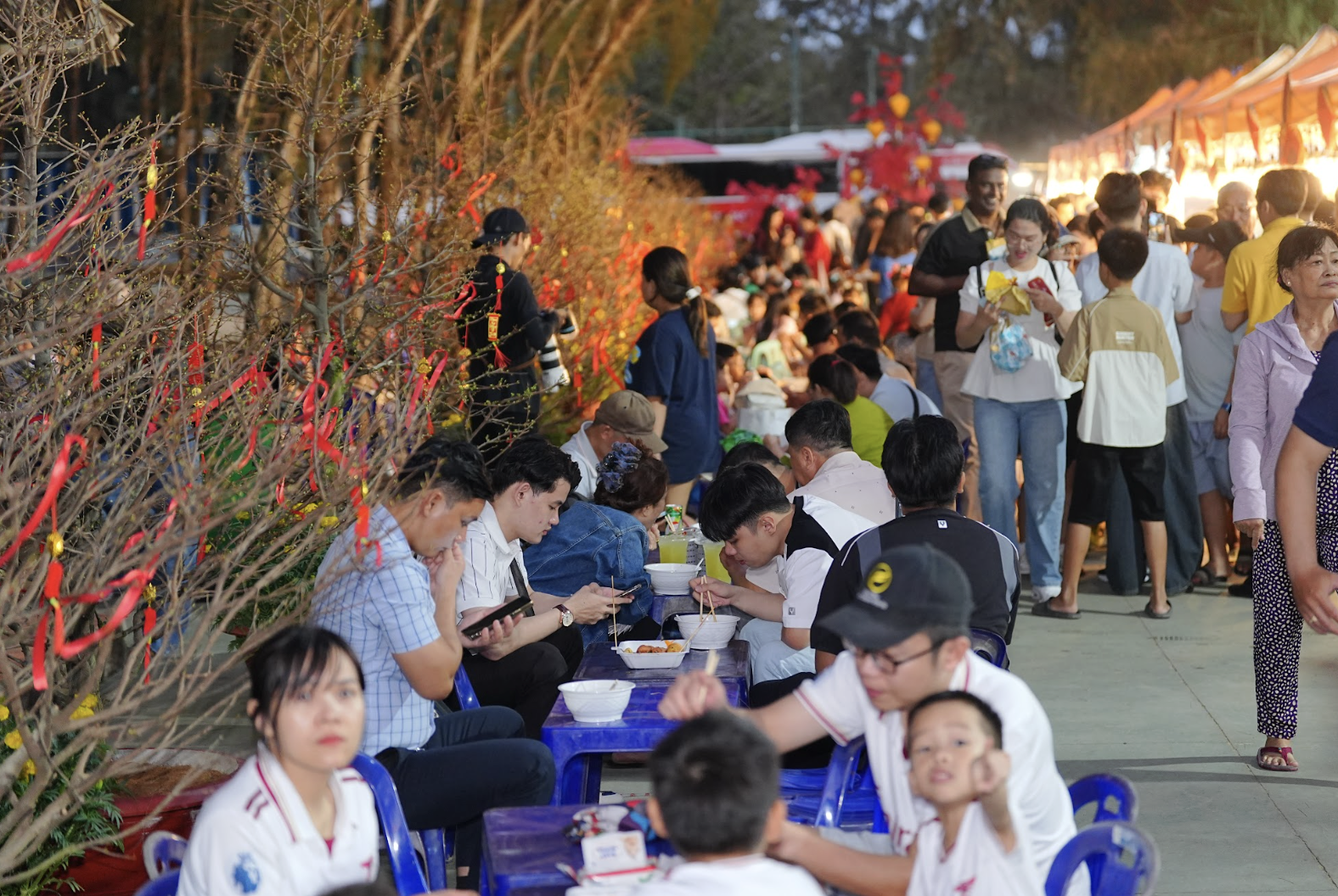 Lễ hội ẩm thực xuân ở Cần Giờ đông nghịt khách - Ảnh 10.